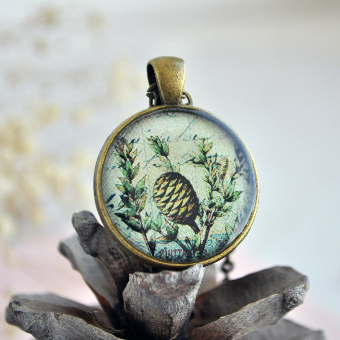 Шишка - винтажный кулон на длинной цепочке