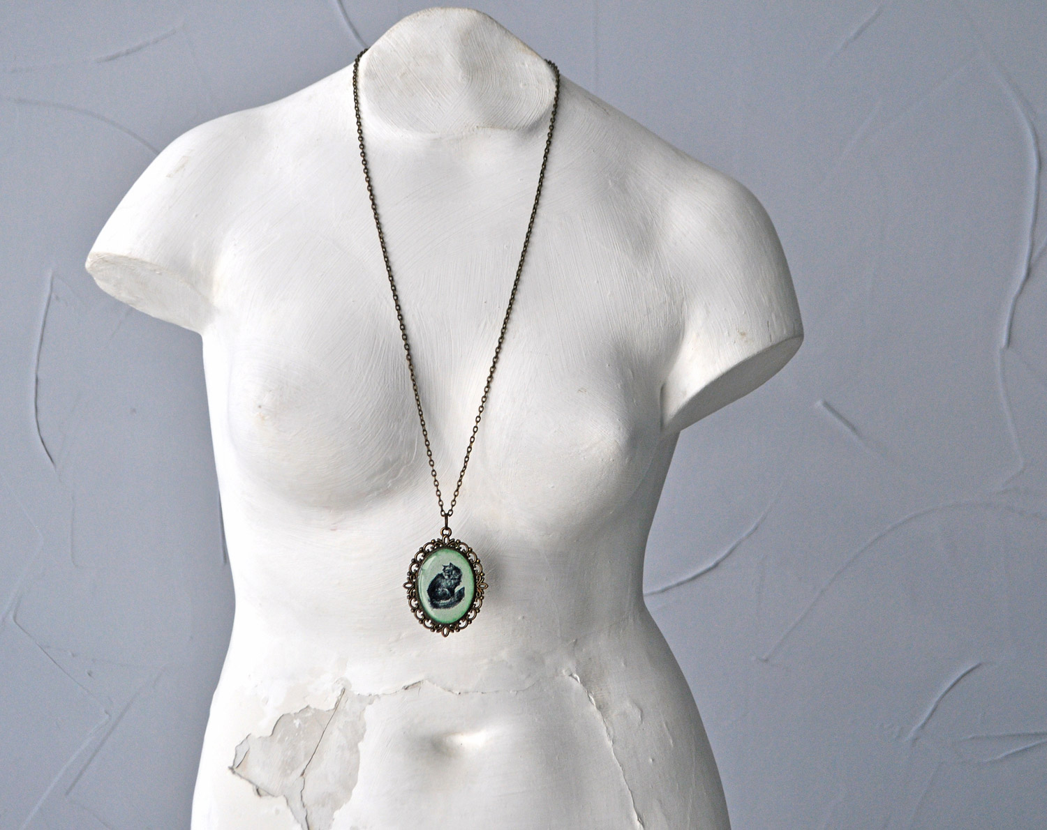 Кот пушистый - большой винтажный кулон на длинной цепочке