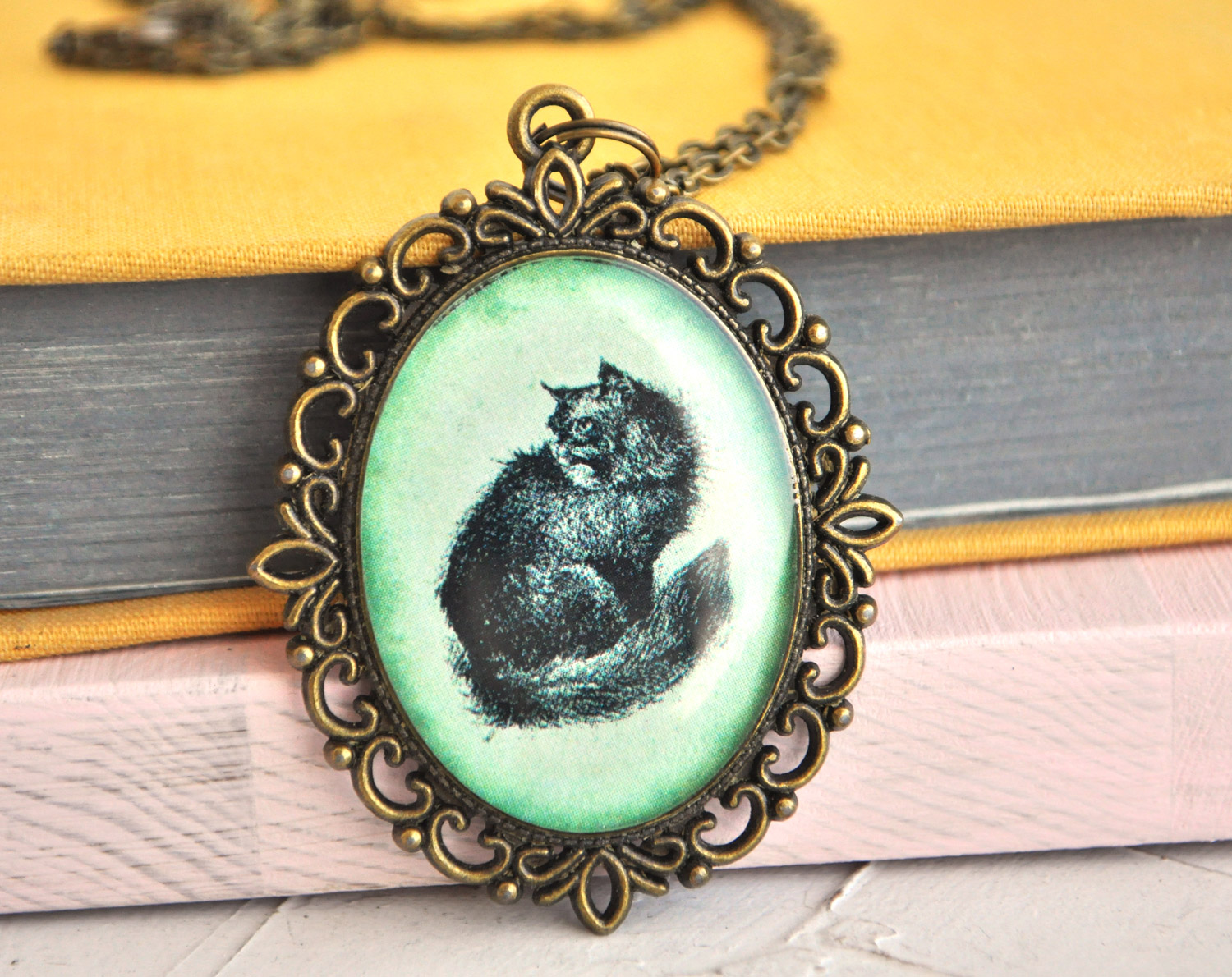 Кот пушистый - большой винтажный кулон на длинной цепочке