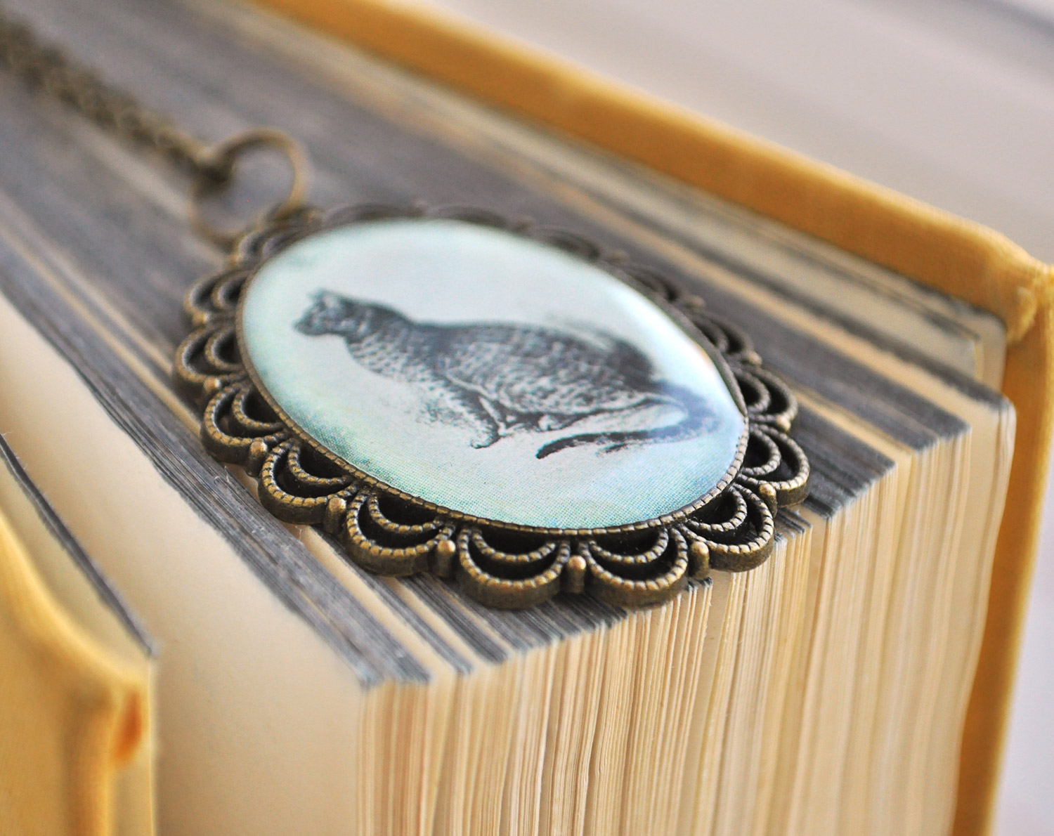 Кот пятнистый - большой винтажный кулон на длинной цепочке