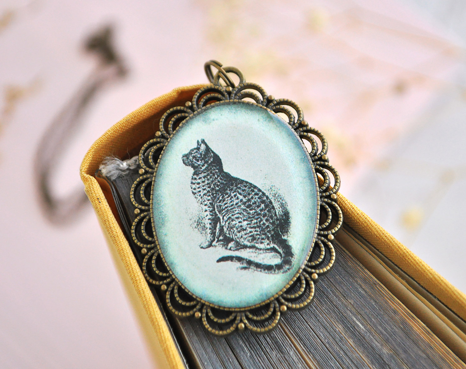 Кот пятнистый - большой винтажный кулон на длинной цепочке