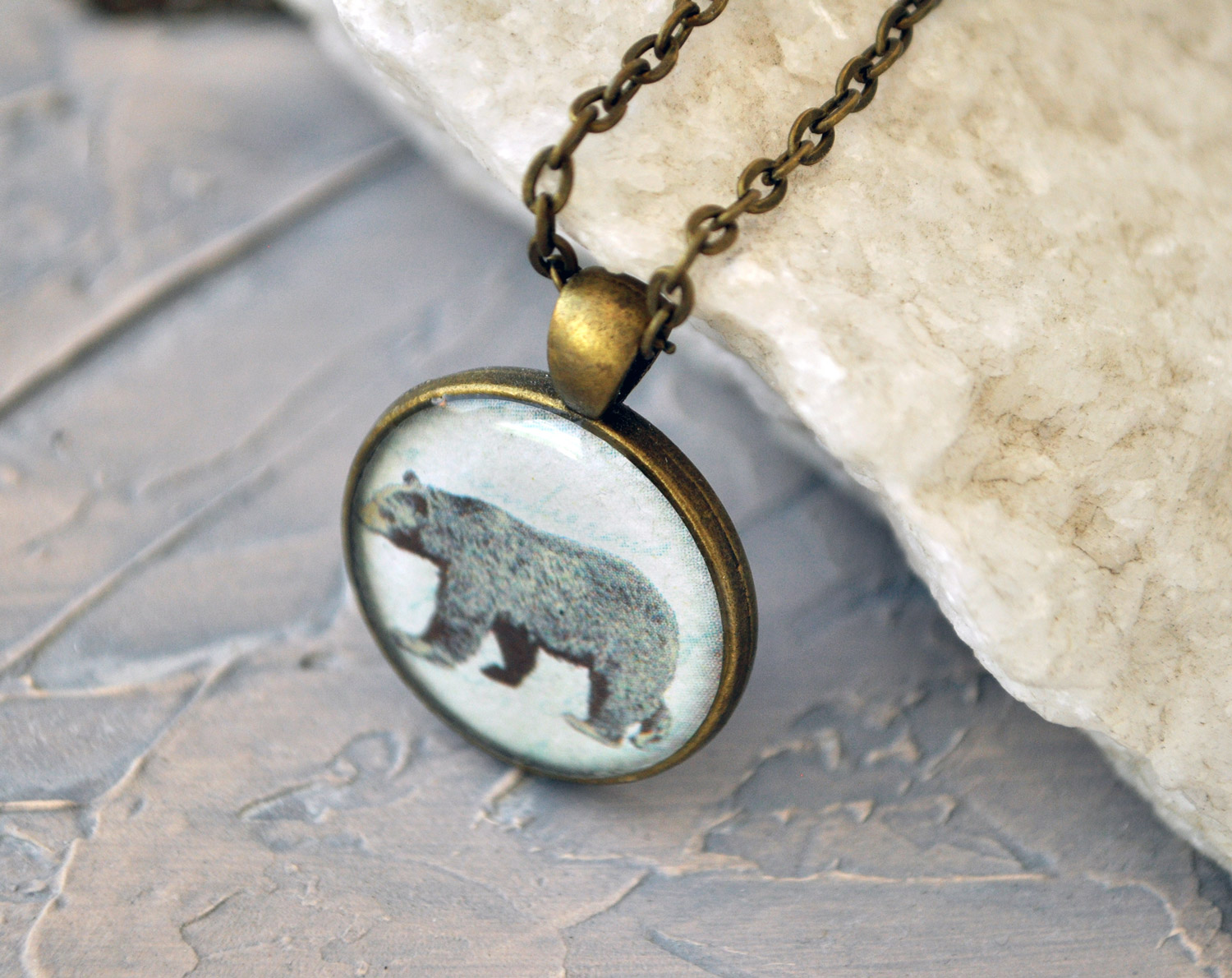 Медведь бурый - винтажный кулон на длинной цепочке