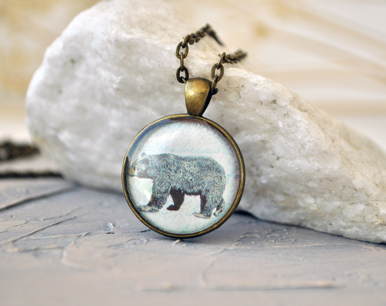 Медведь бурый - винтажный кулон на длинной цепочке