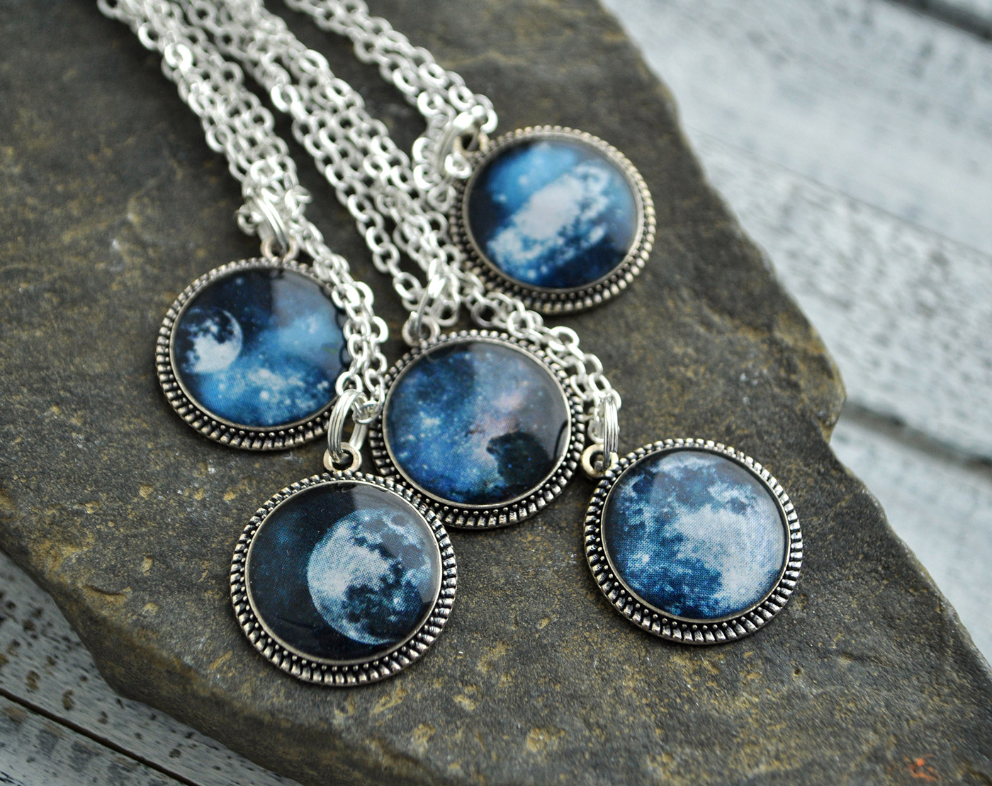 Космический кулон - серебристый кулон на длинной цепочке