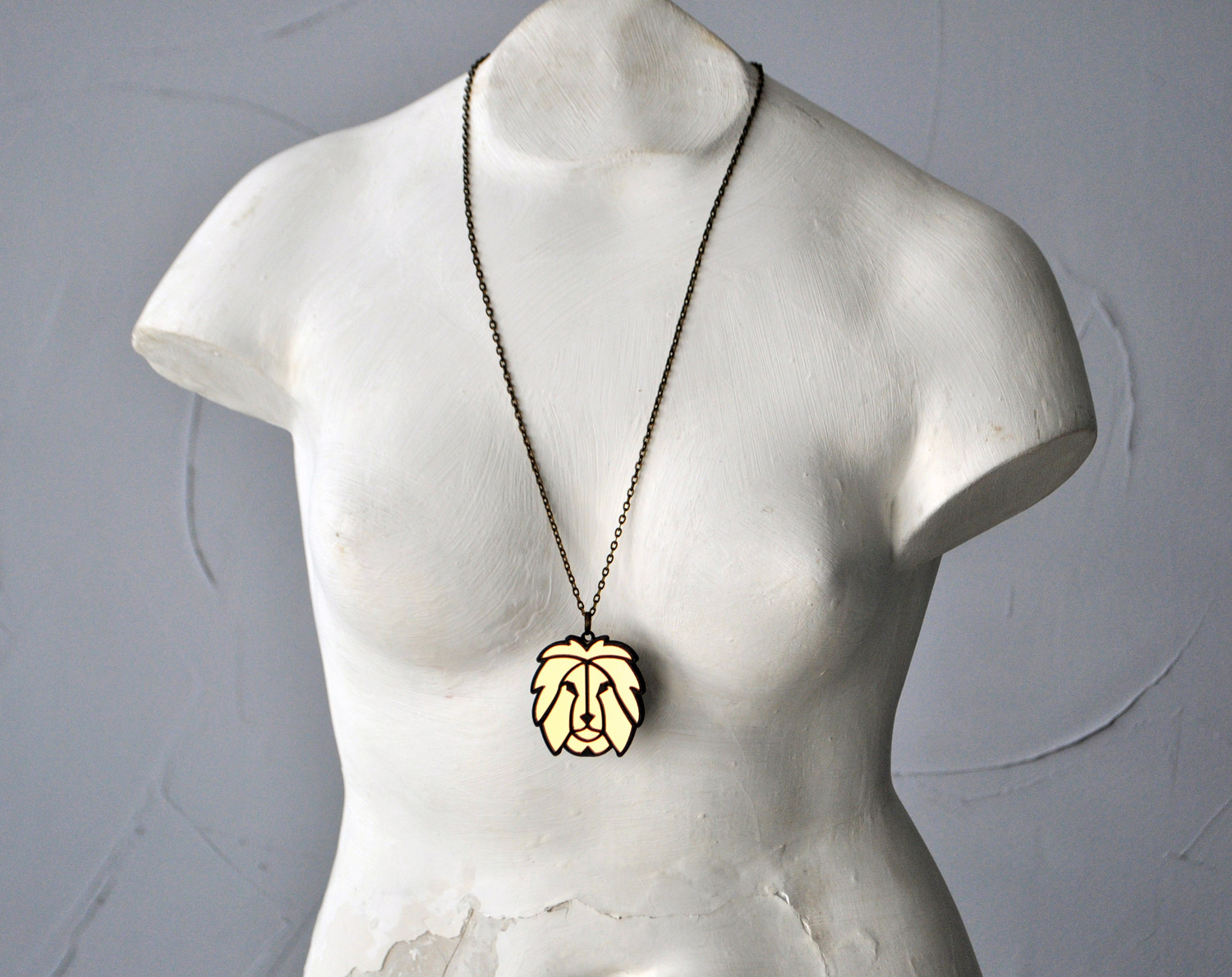 Лев зеркальный - кулон на длинной цепочке