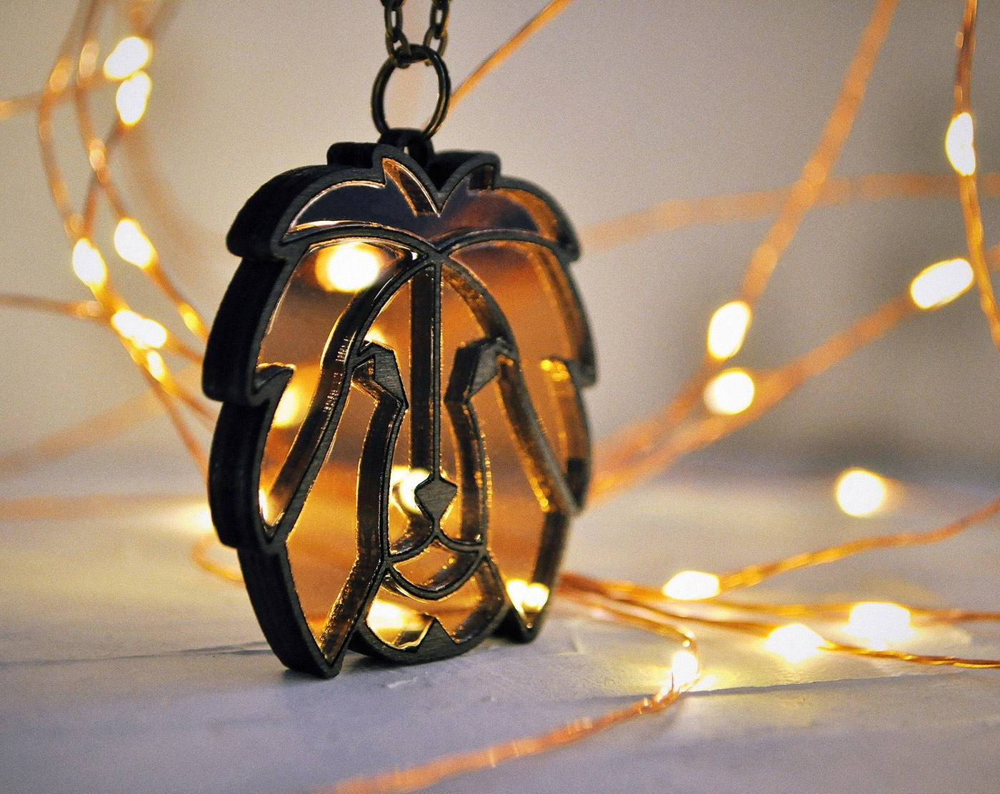 Лев зеркальный - кулон на длинной цепочке