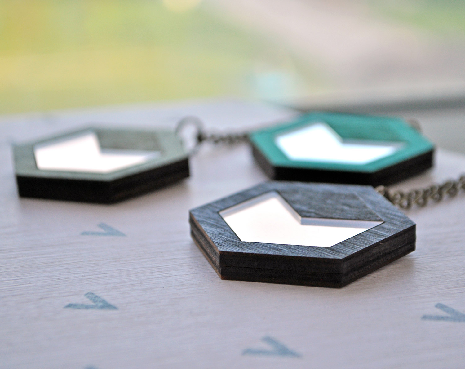 Куб - кулон на длинной цепочке