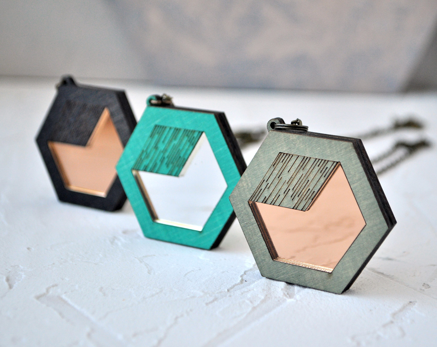 Куб - кулон на длинной цепочке