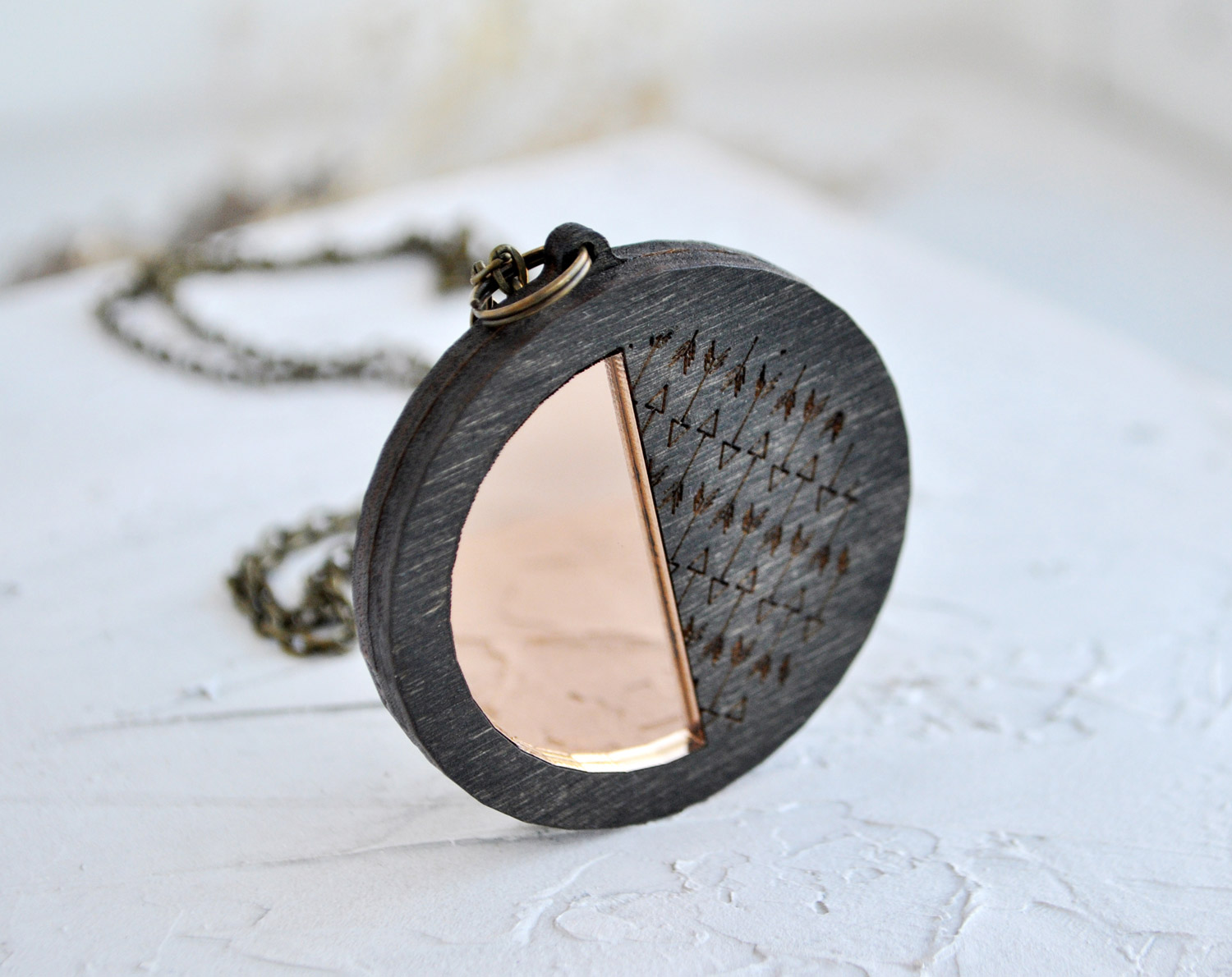 Полукруг со стрелками - кулон на длинной цепочке