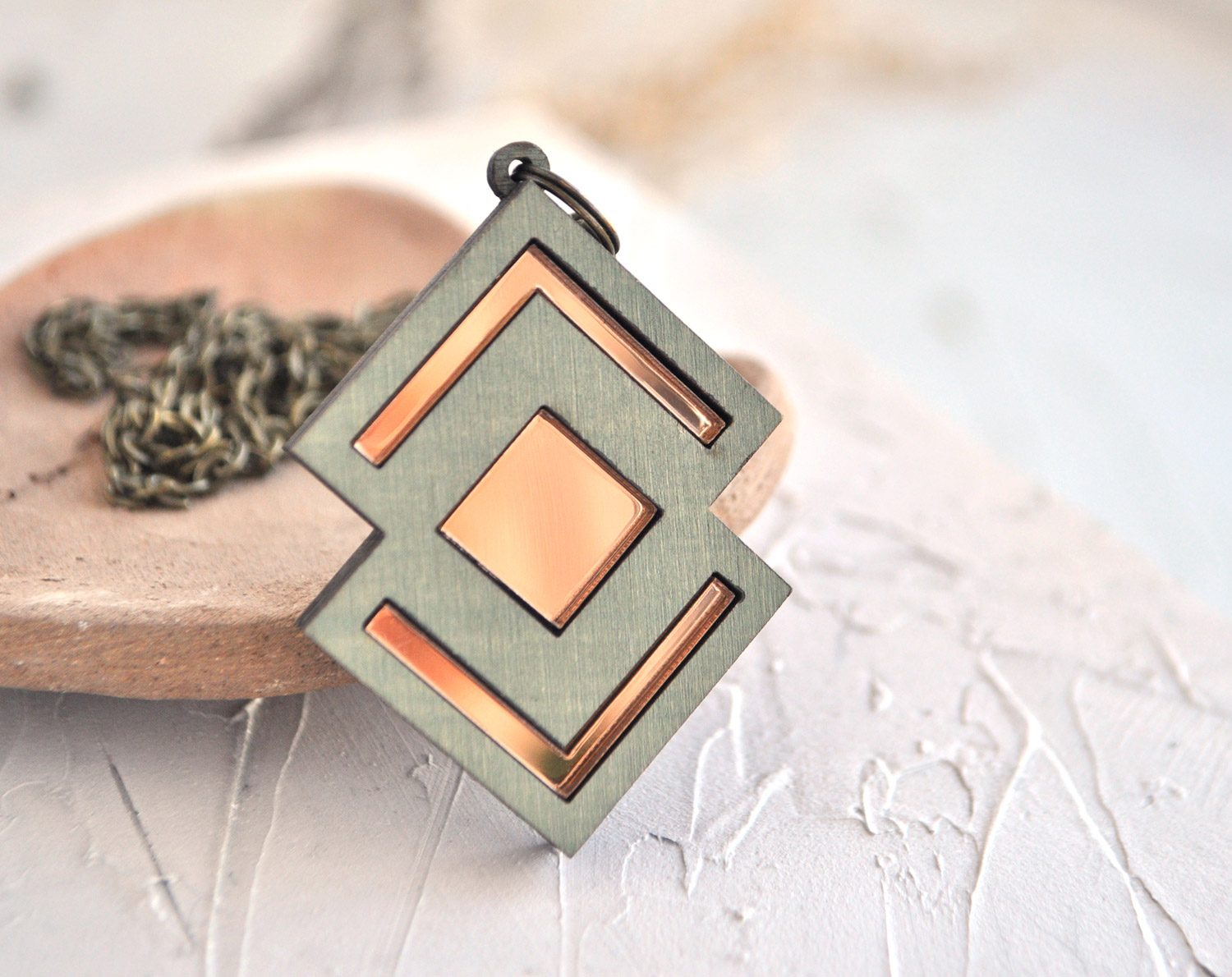 Призма с пересечением - кулон на длинной цепочке