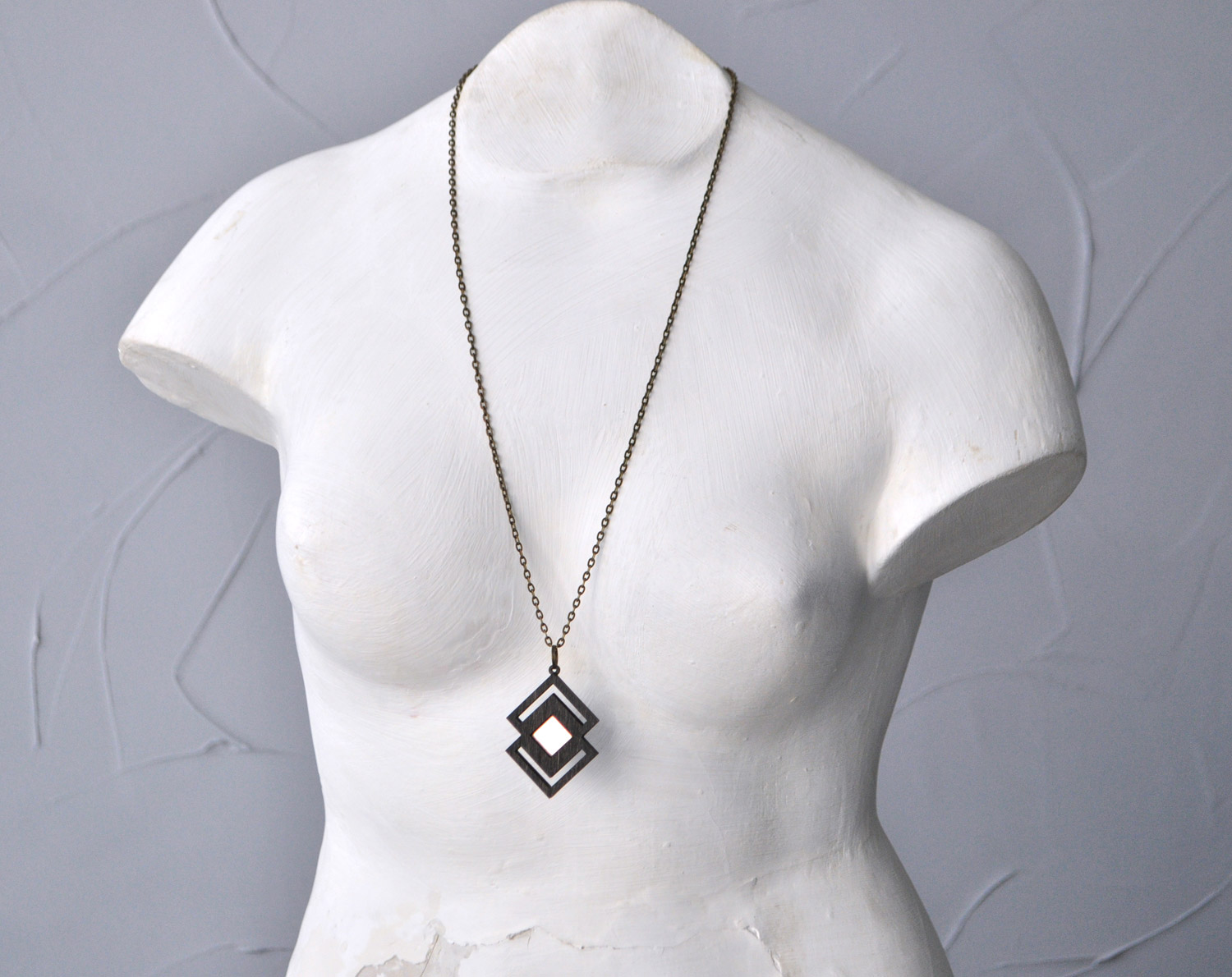 Призма с пустотой - кулон на длинной цепочке