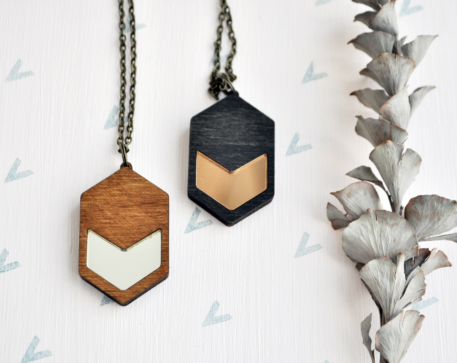 Призма - кулон на длинной цепочке