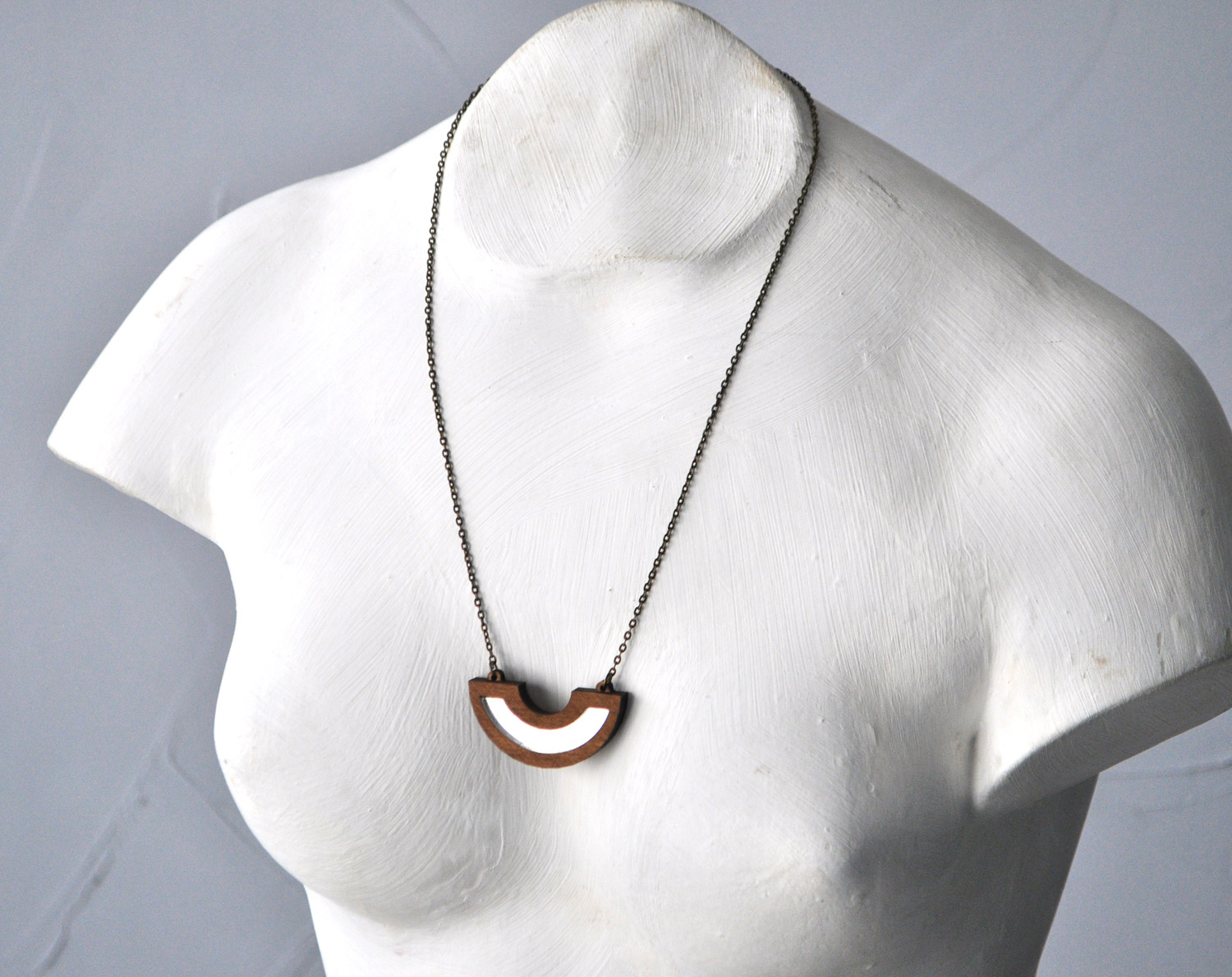 Полукруг - дуга - кулон на длинной цепочке