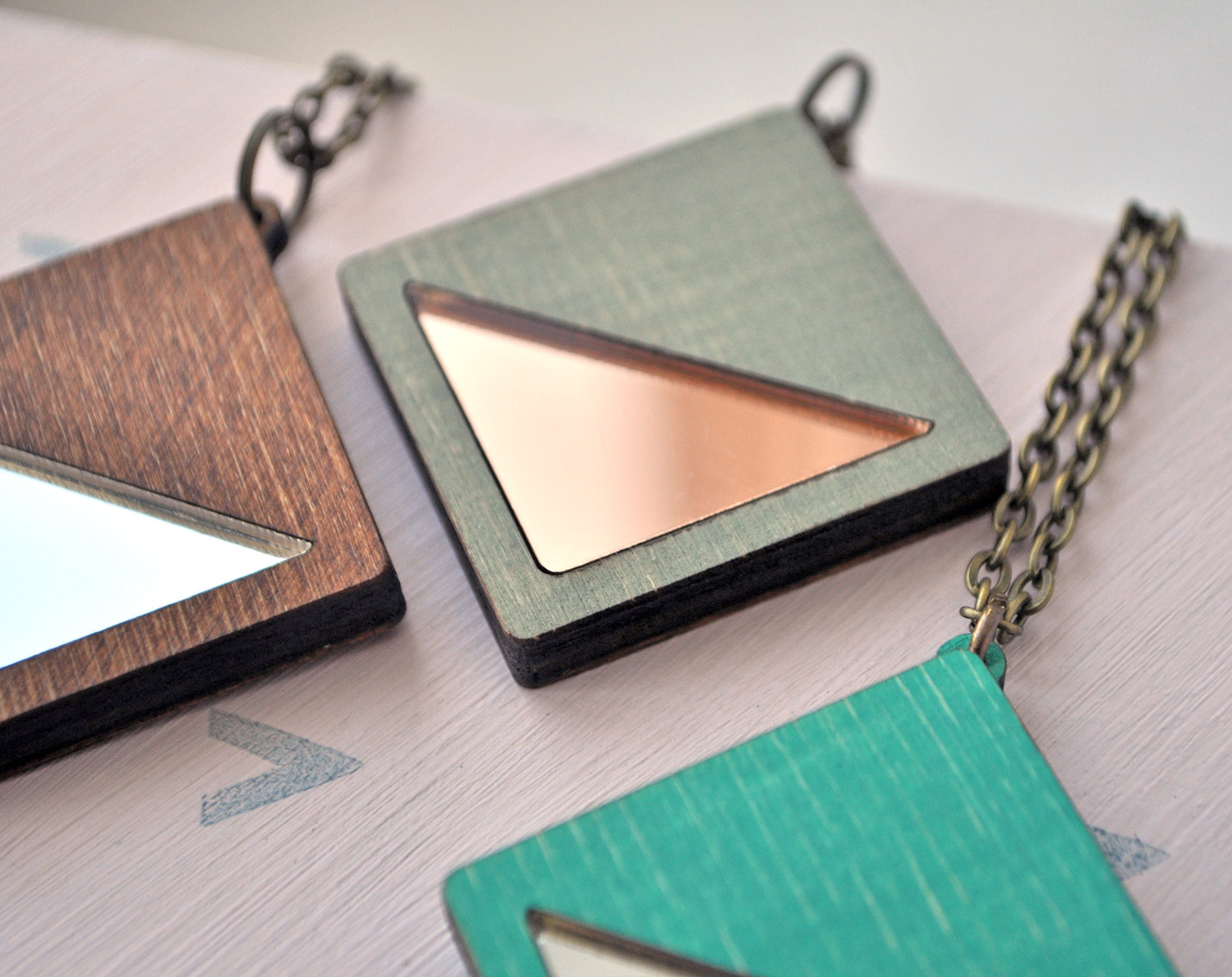 Треугольник - кулон на длинной цепочке