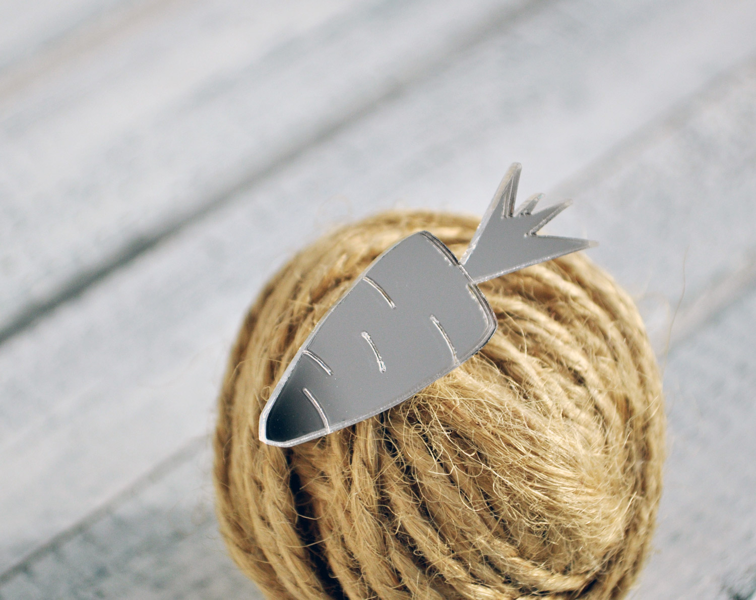 Зеркальная морковка - зеркальная брошь