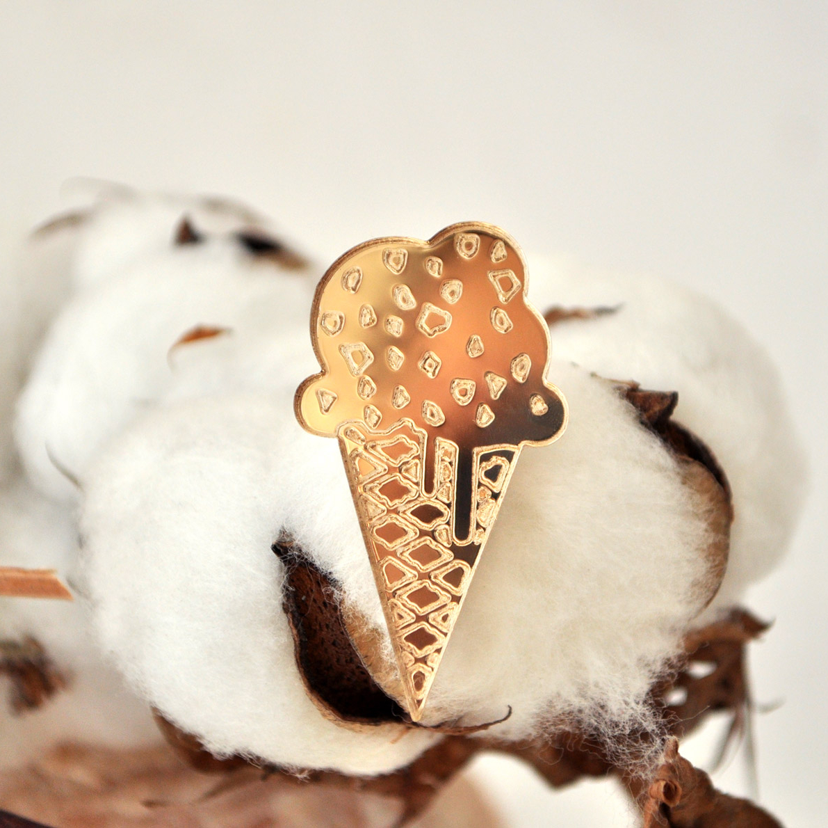 Зеркальный вафельный рожок - зеркальная брошь