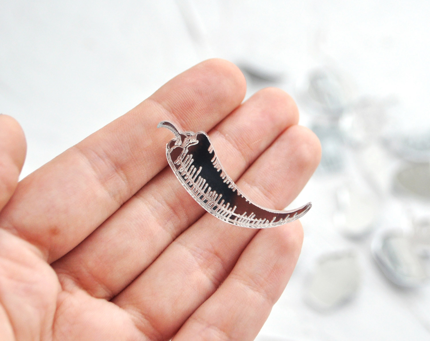 Зеркальный перец чили - зеркальная брошь