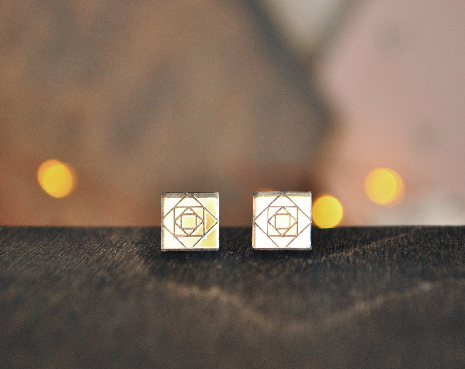 Зеркальные квадраты с узором - серьги-гвоздики зеркальные