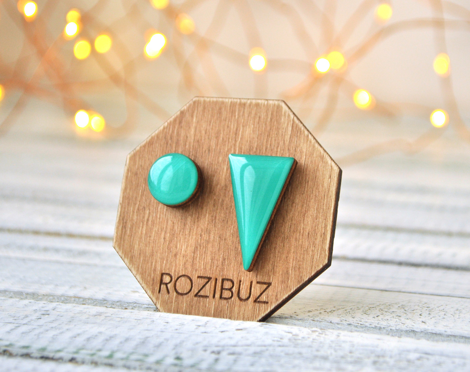 Асимметричные: треугольник с точкой - серьги-гвоздики разных цветов