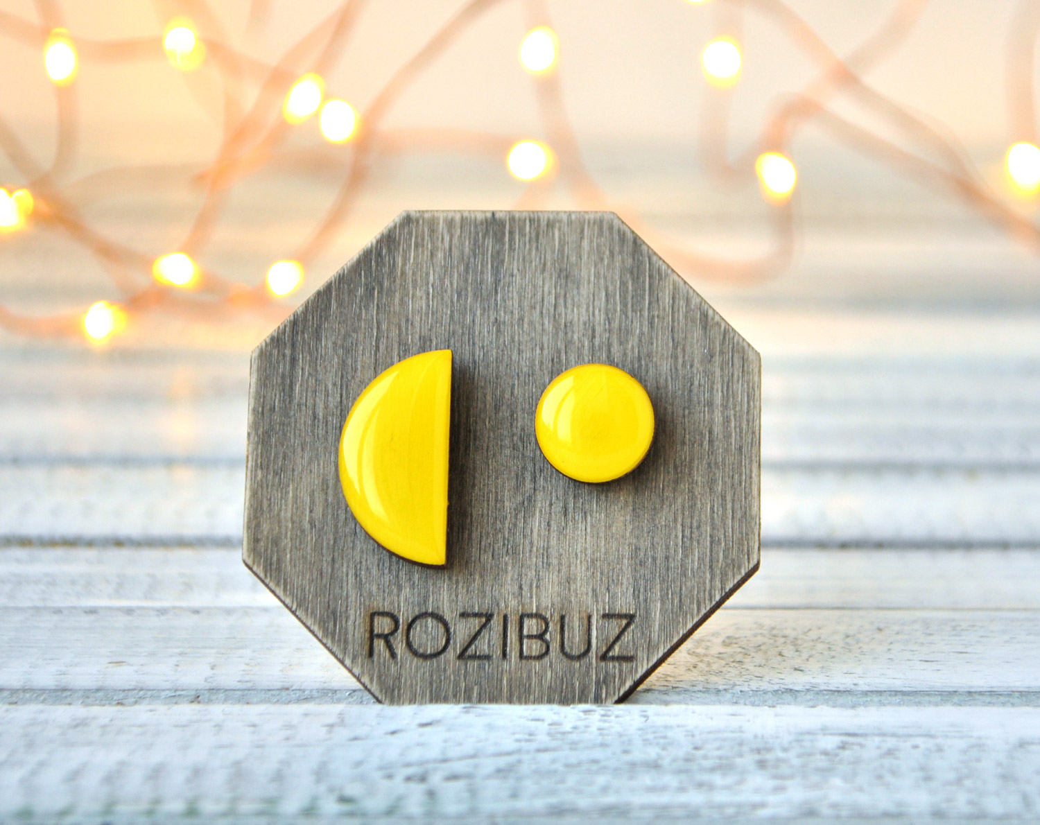 асимметрия дольки с точкой - серьги-гвоздики разных цветов