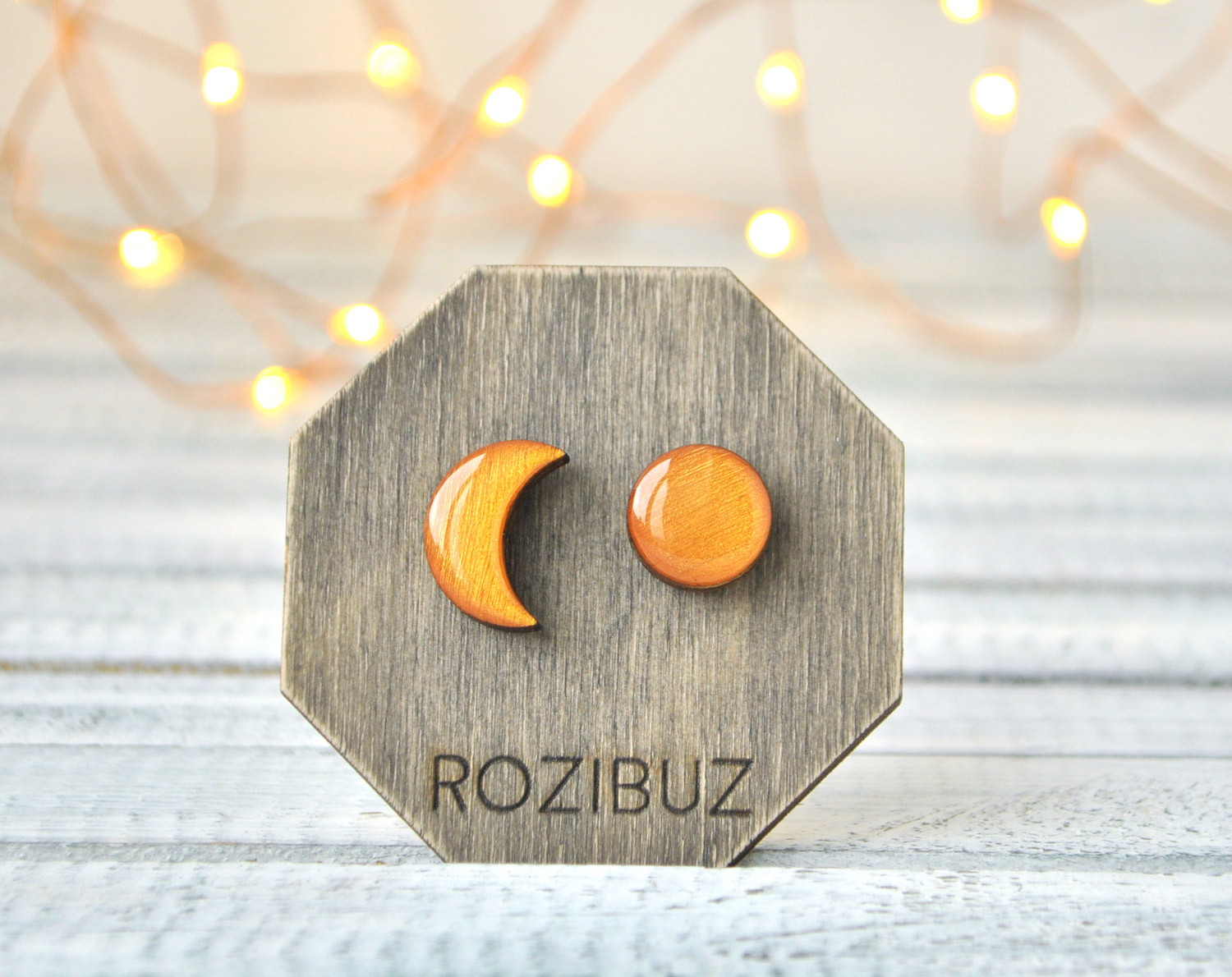 асимметричные с луной - серьги-гвоздики разных цветов