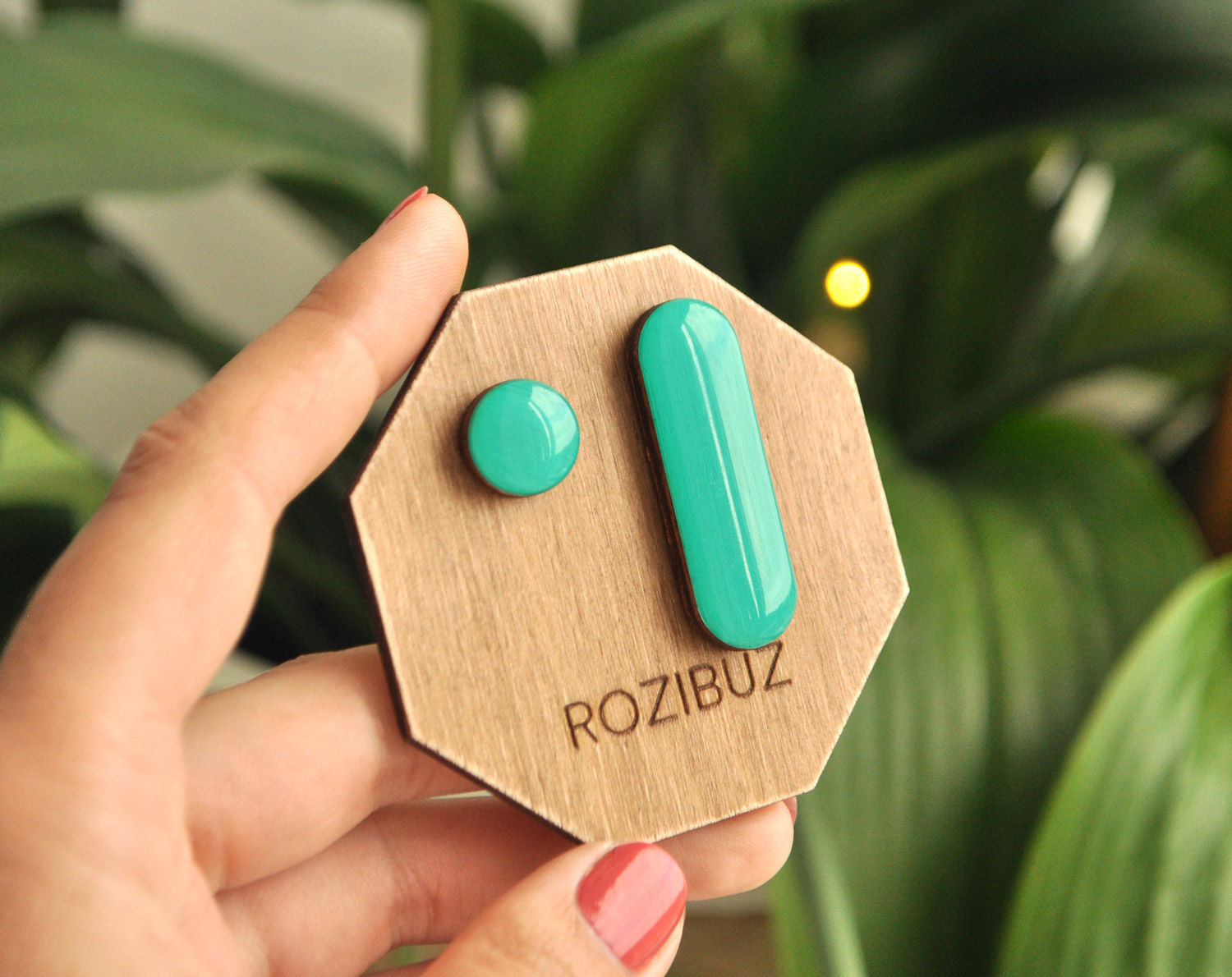 асимметрия с овалом - серьги-гвоздики разных цветов