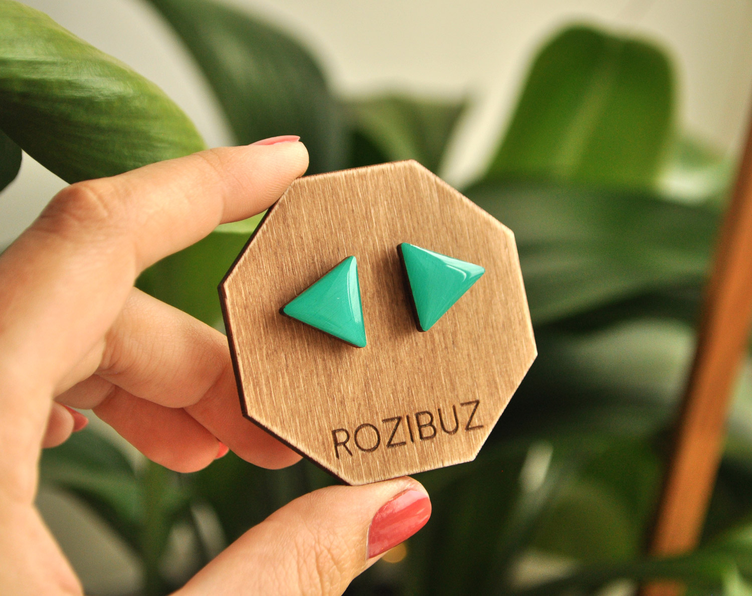 треугольники - серьги-гвоздики разных цветов