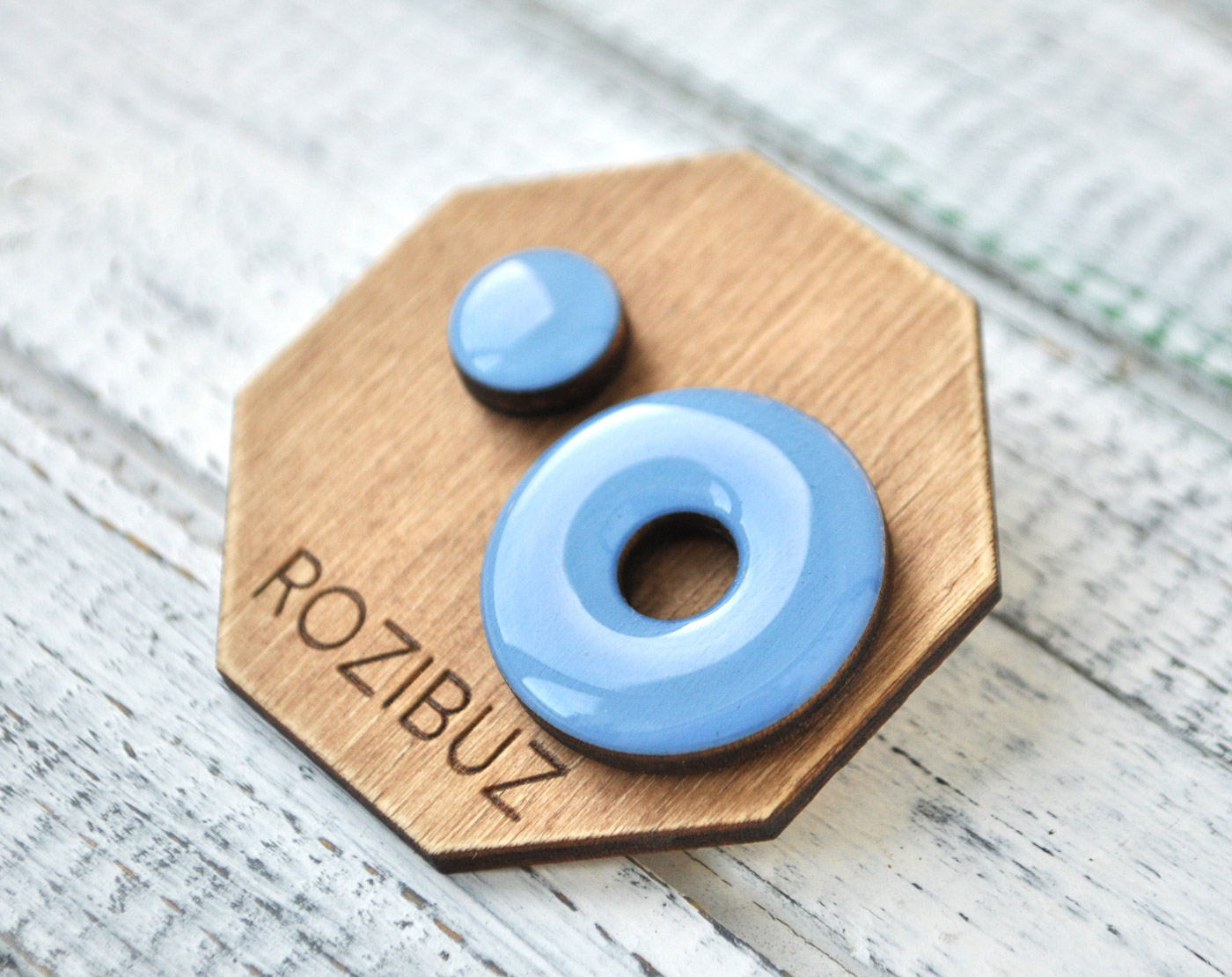 асимметрия с диском - серьги-гвоздики разных цветов