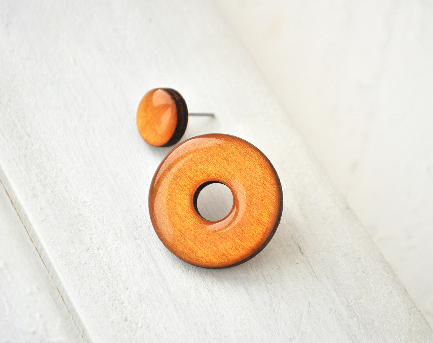 асимметрия с диском - серьги-гвоздики разных цветов