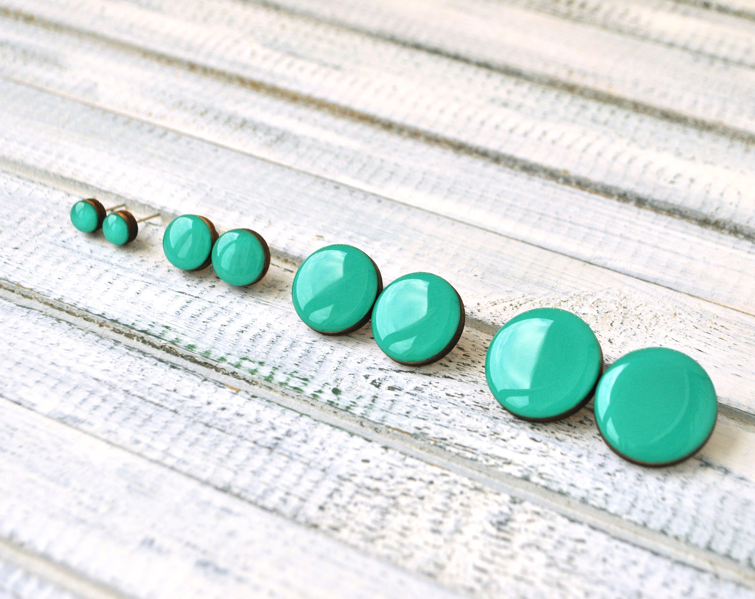 Изумрудный - круг - серьги-гвоздики разных размеров