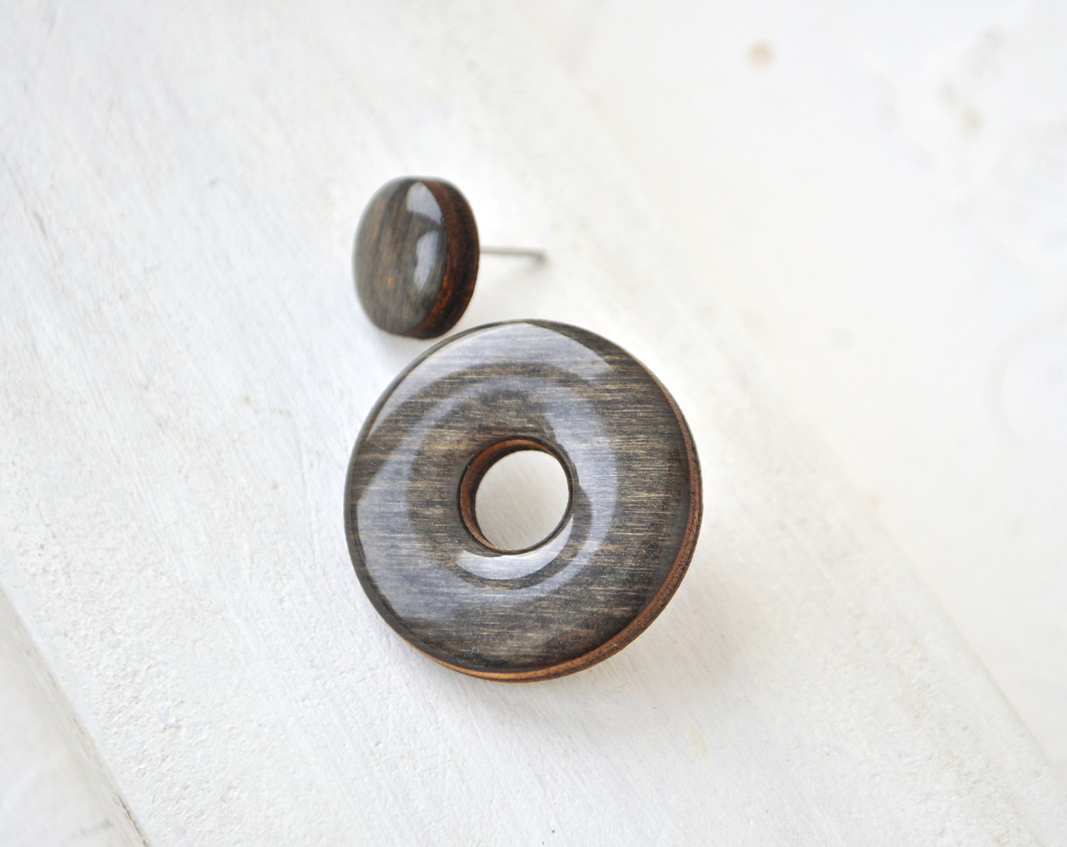 асимметрия с диском - серьги-гвоздики деревянные