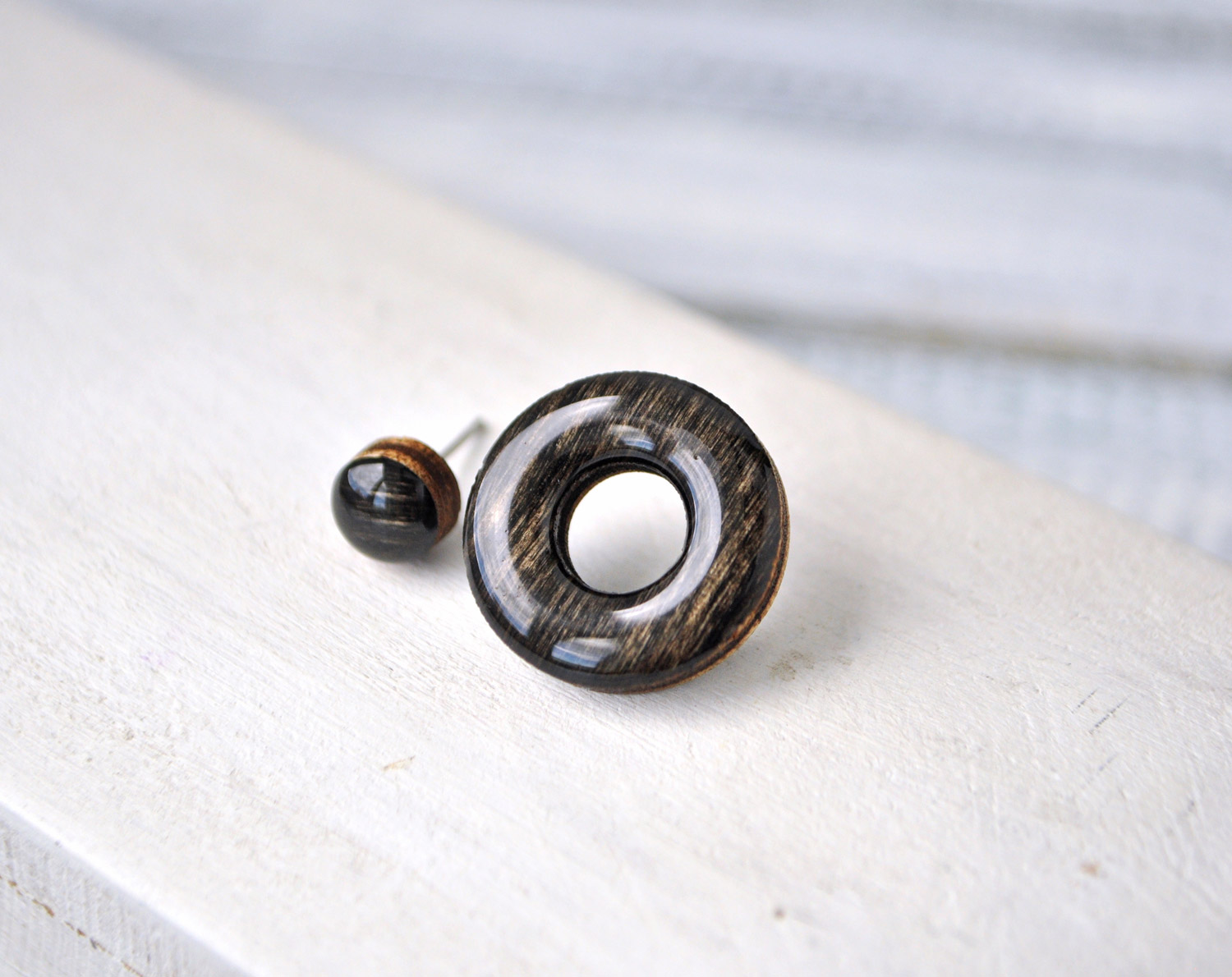 малый бублик - серьги-гвоздики деревянные