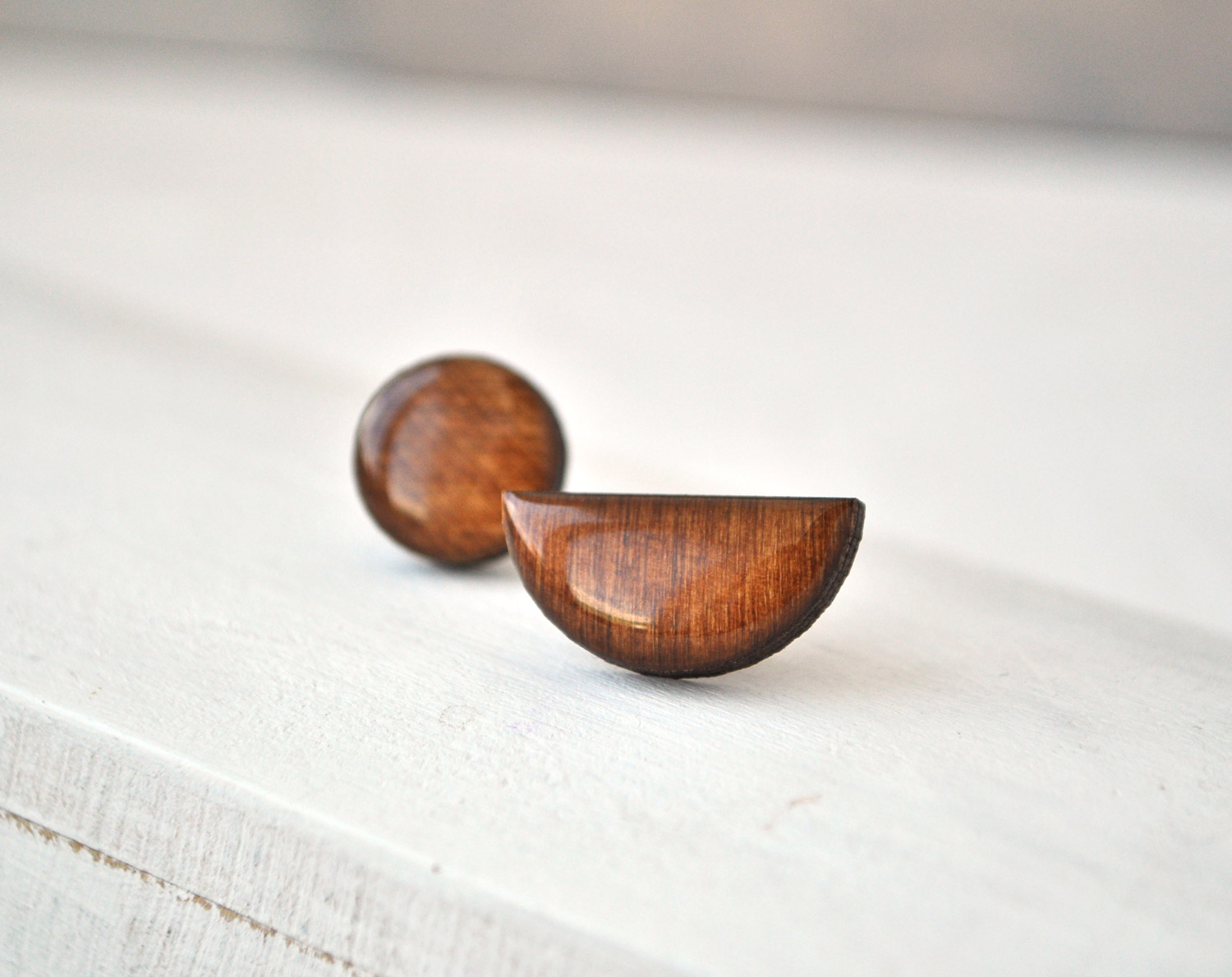 долька с точкой - серьги-гвоздики деревянные