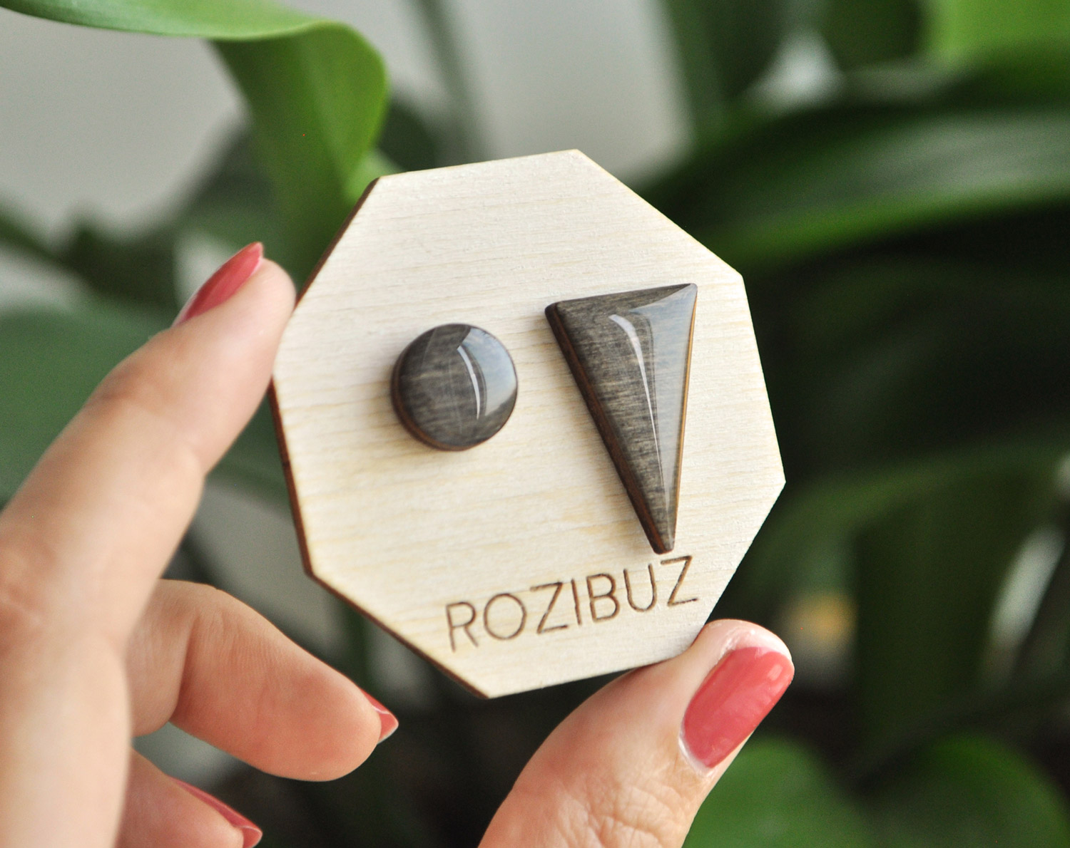 асимметрия с треугольником - серьги-гвоздики деревянные