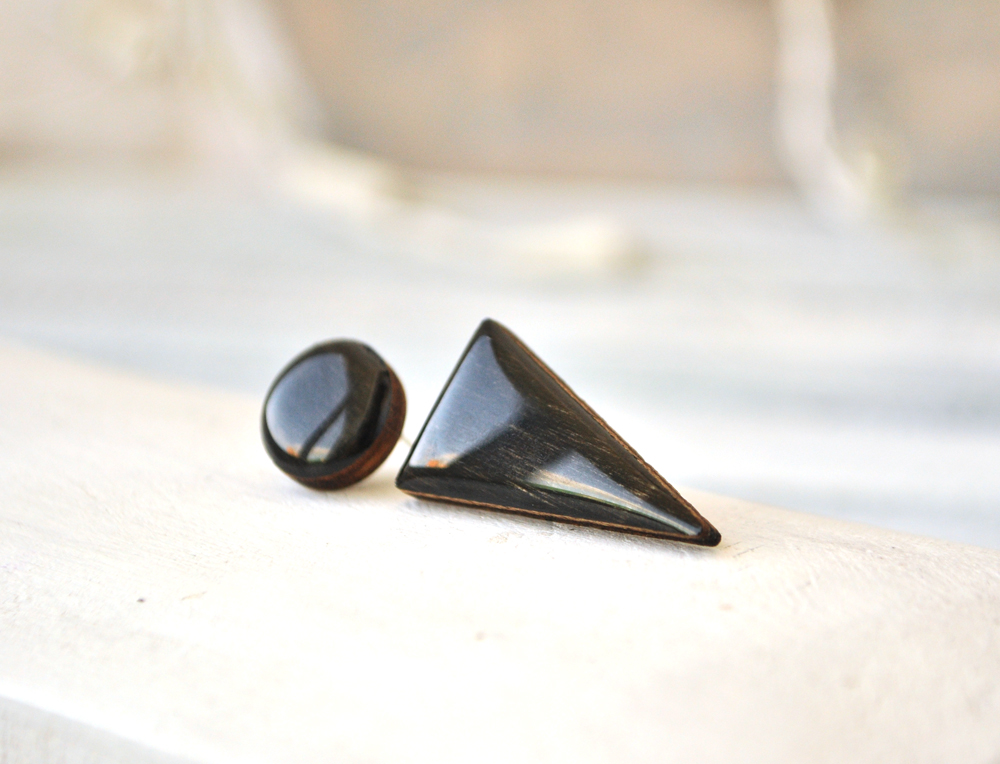 асимметрия с треугольником - серьги-гвоздики деревянные