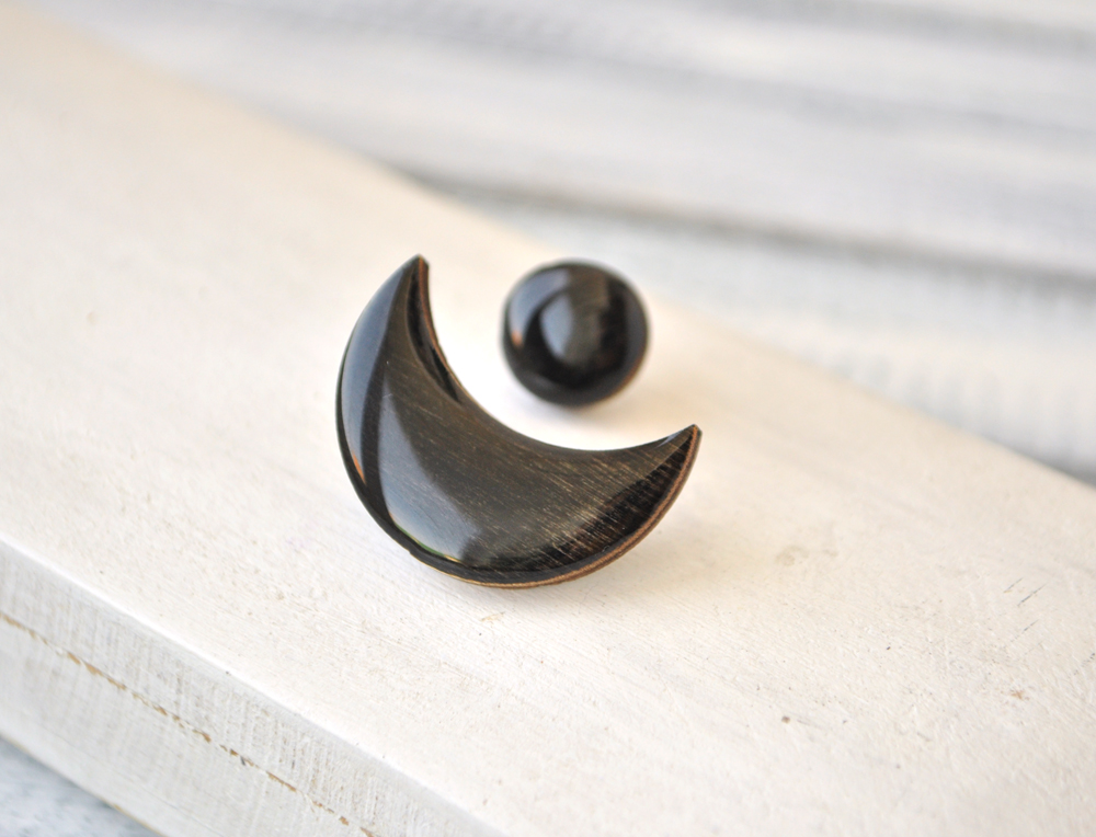 асимметрия с луной - серьги-гвоздики деревянные