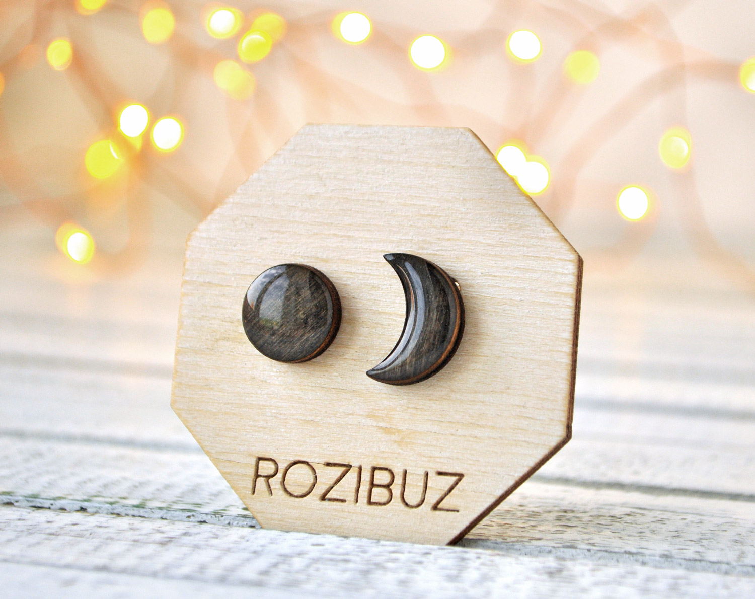 луна с точкой - серьги-гвоздики деревянные