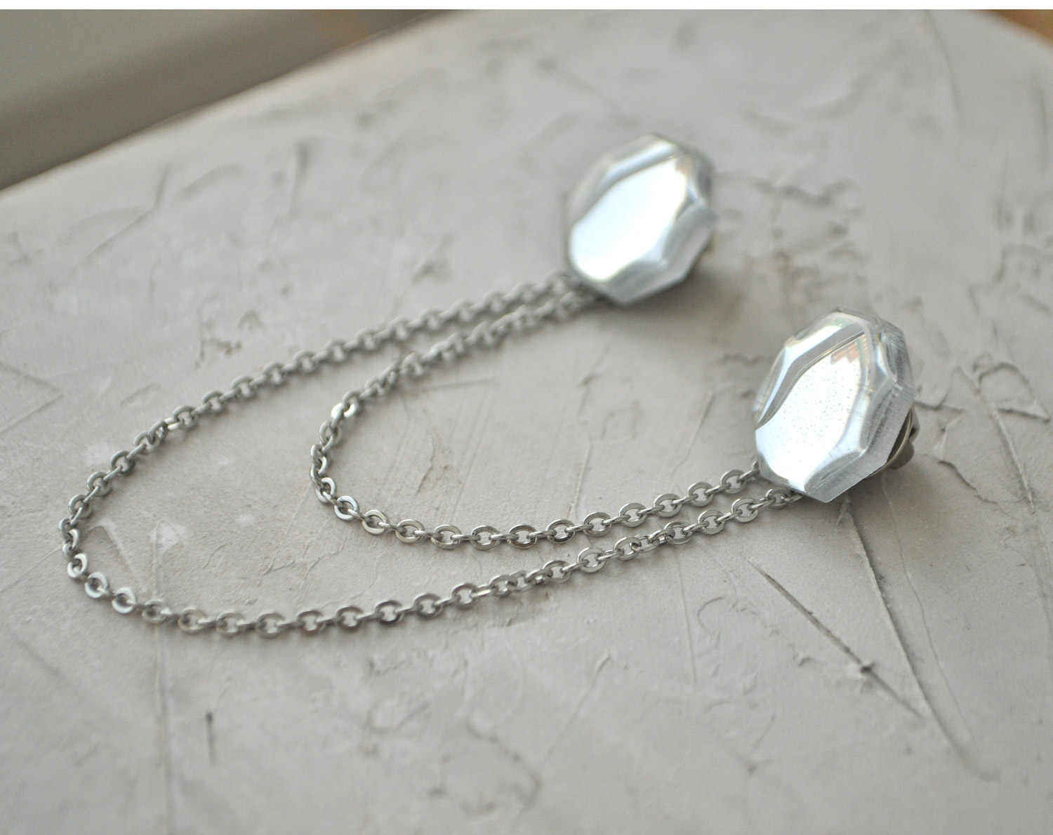 Восьмиугольники с линзой и цепочкой - зеркальные броши на воротник рубашки