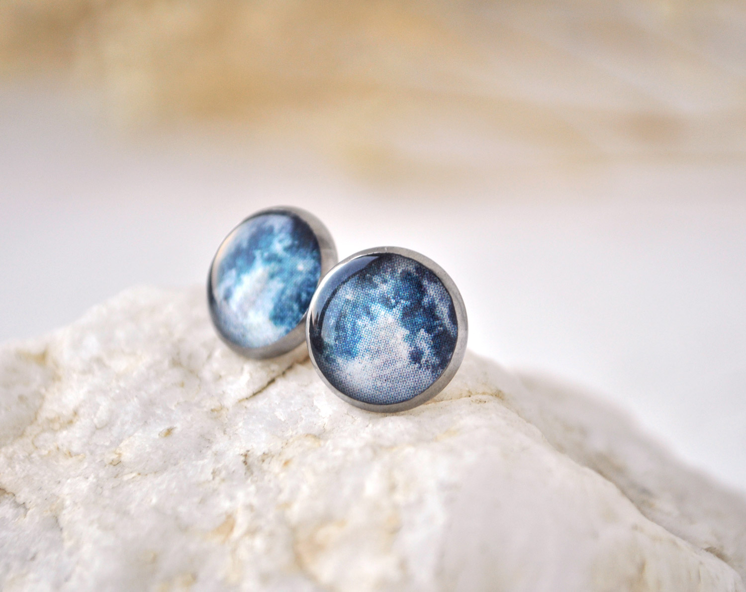 Луна - серьги-гвоздики в металлической оправе