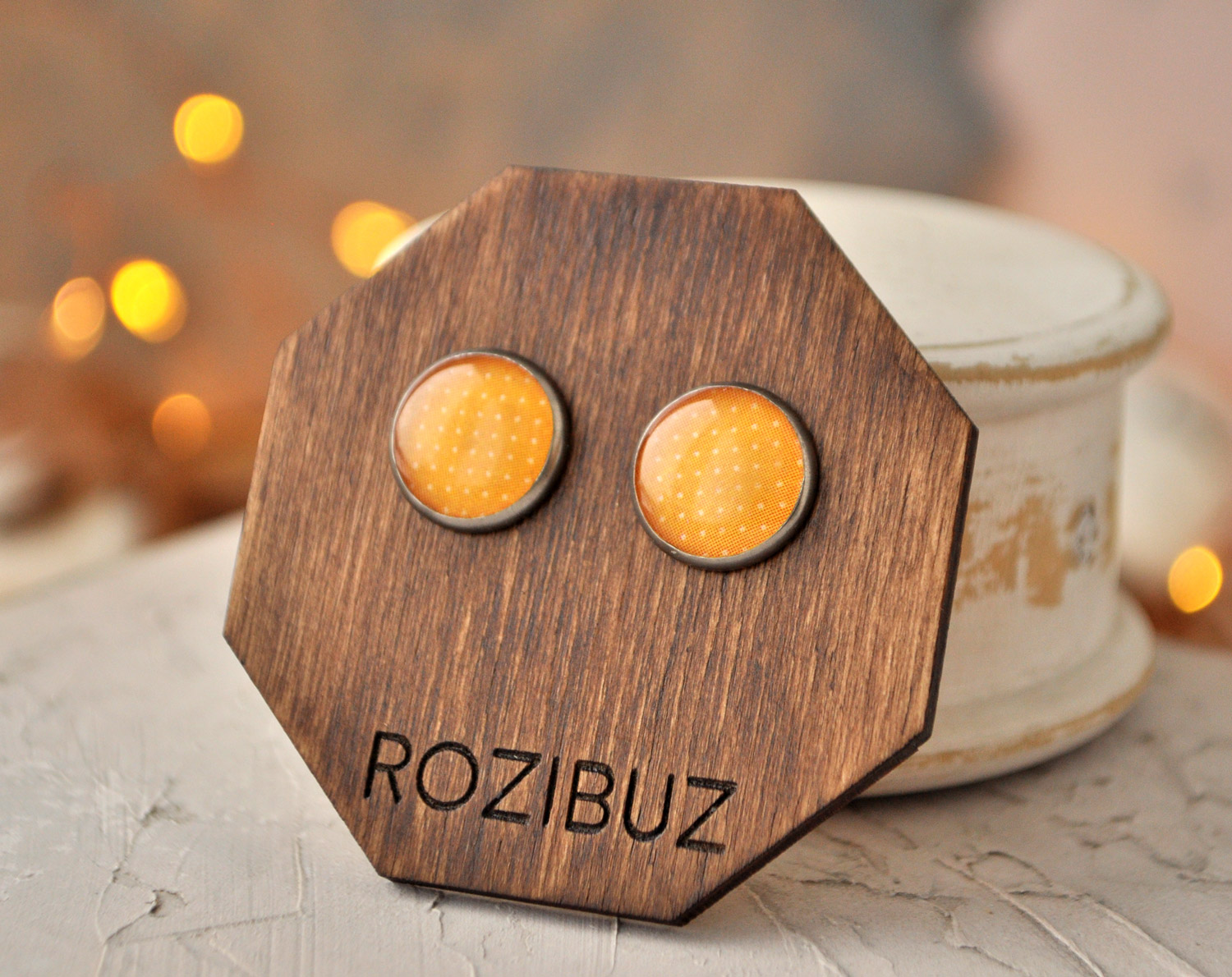 Желтый горошек - серьги-гвоздики в металлической оправе