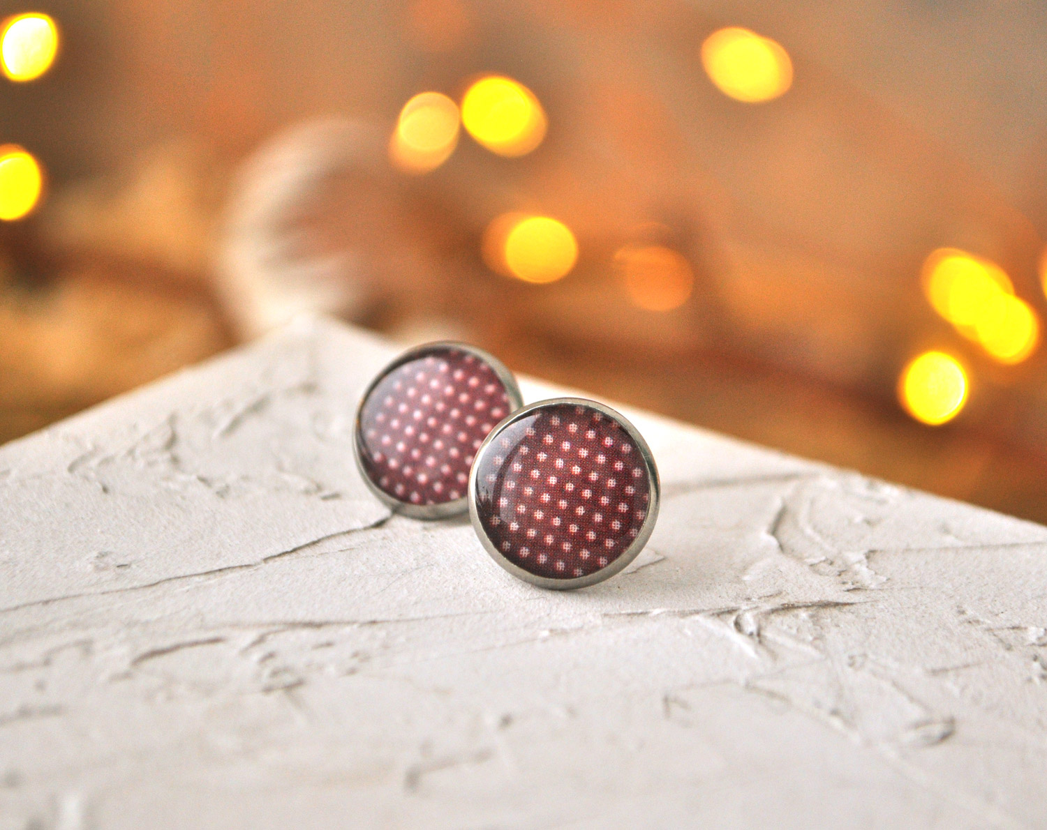 Коричневый горошек - серьги-гвоздики в металлической оправе
