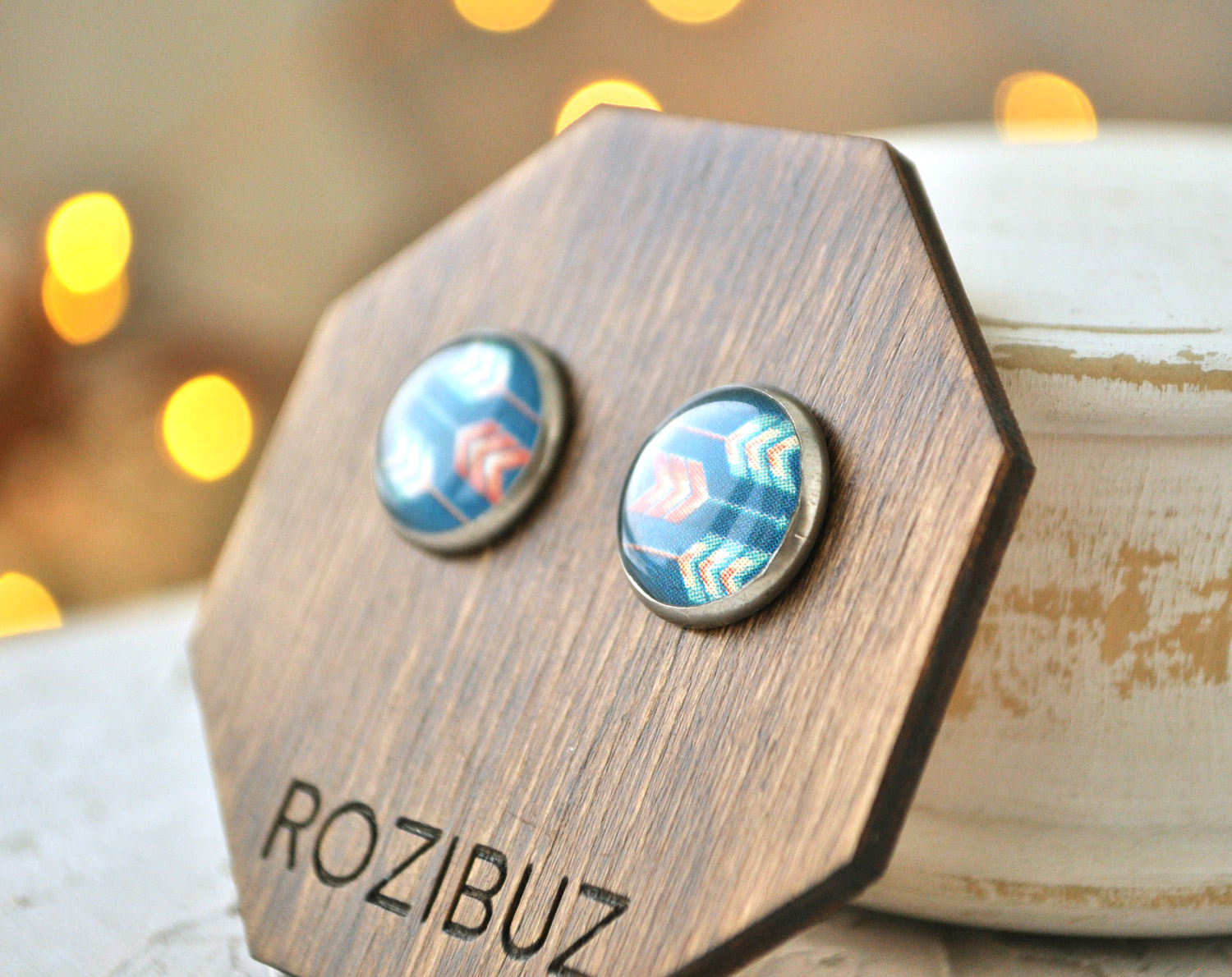 Стрелы - серьги-гвоздики в металлической оправе