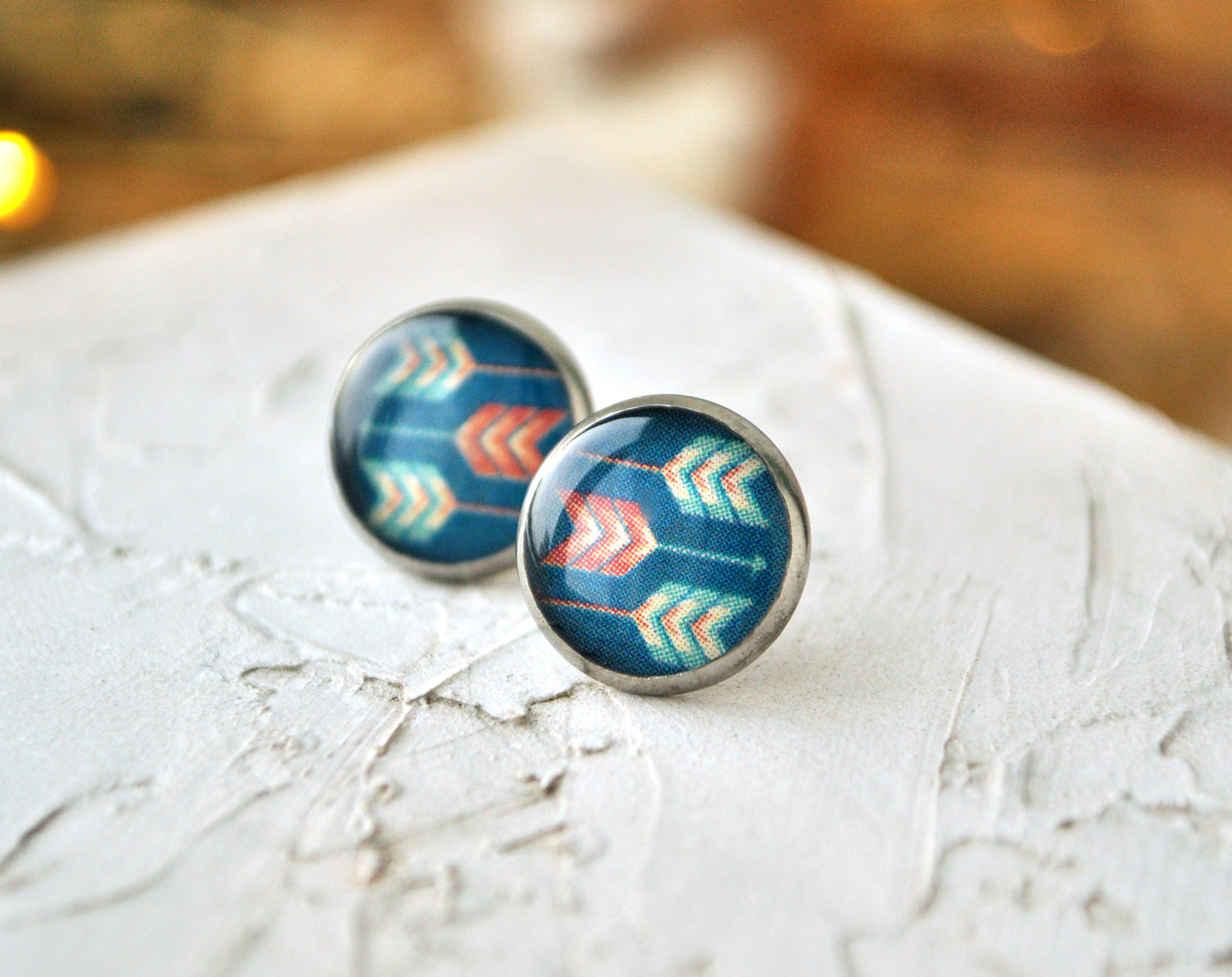 Стрелы - серьги-гвоздики в металлической оправе