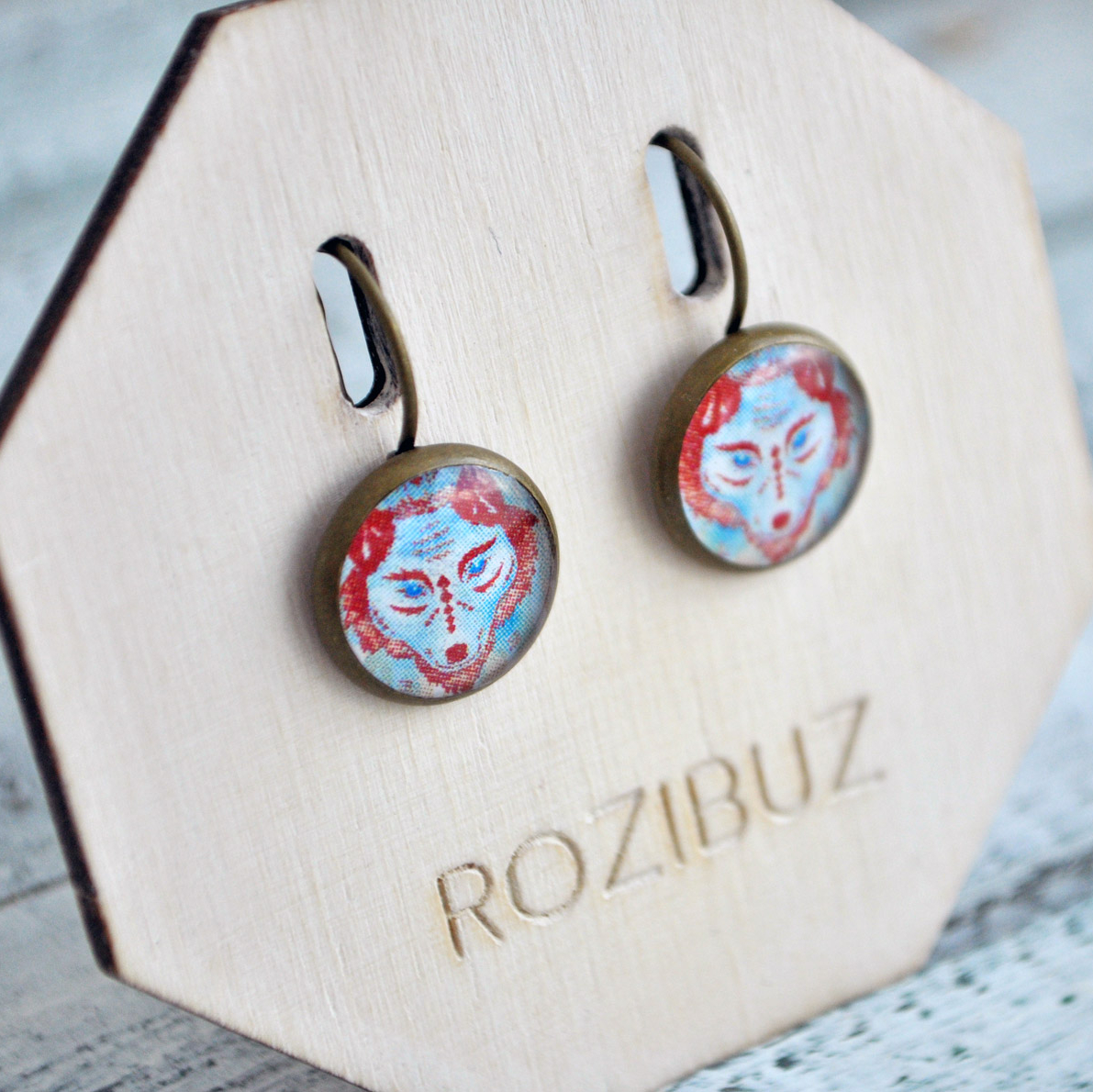 Волк шаман - серьги в латунной оправе