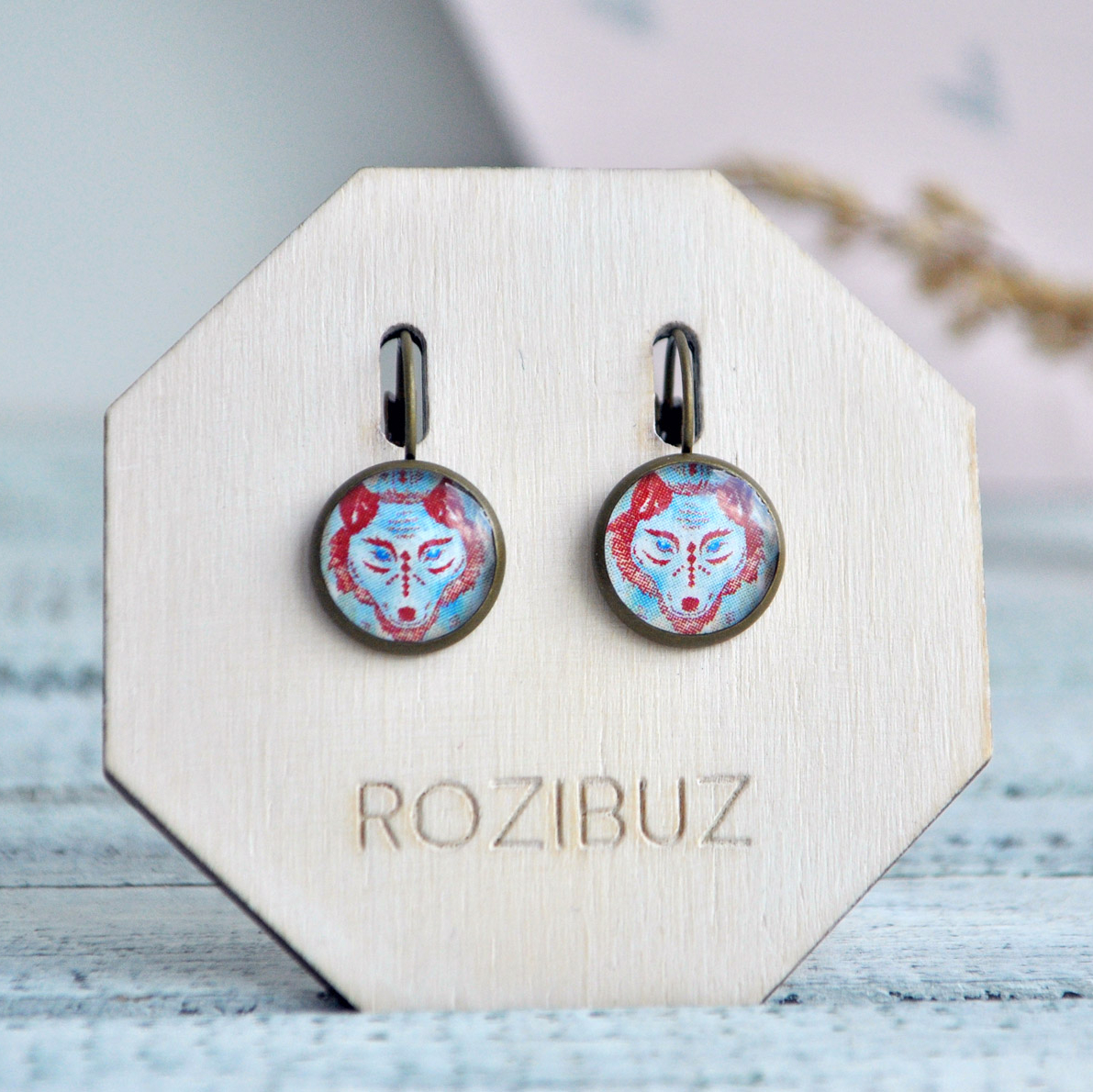 Волк шаман - серьги в латунной оправе