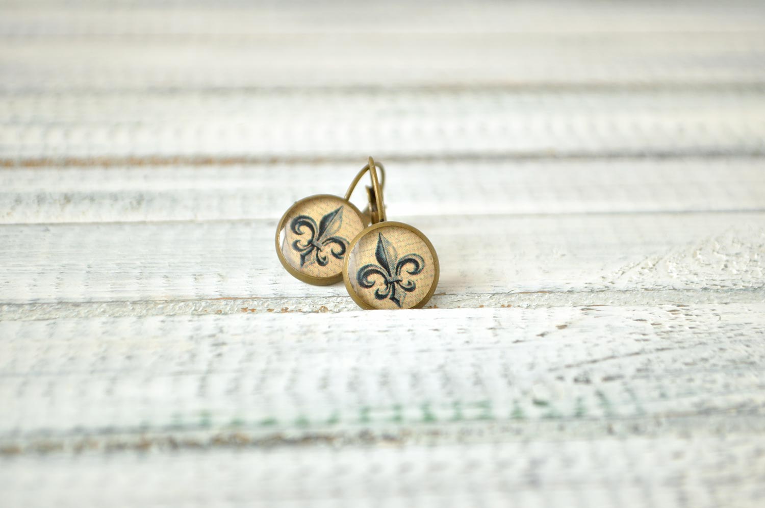 Геральдическая лилия - серьги в латунной оправе