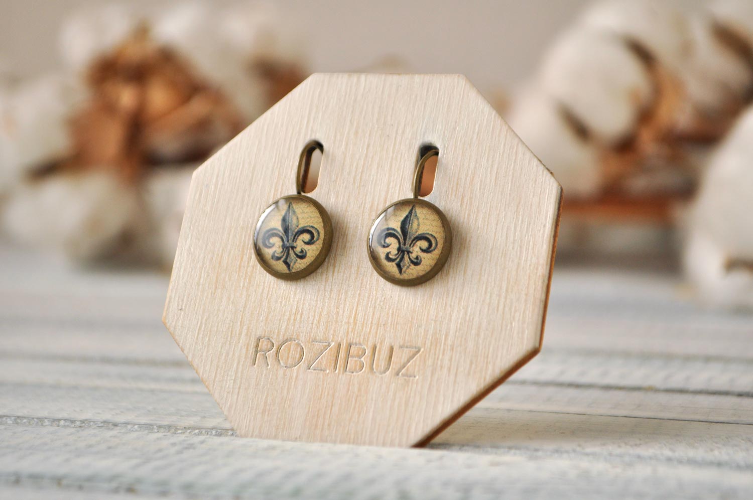 Геральдическая лилия - серьги в латунной оправе