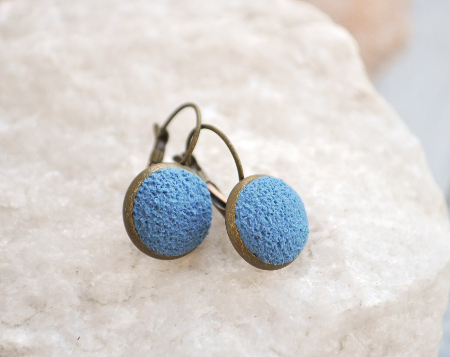 Джинс текстура - серьги в латунной оправе