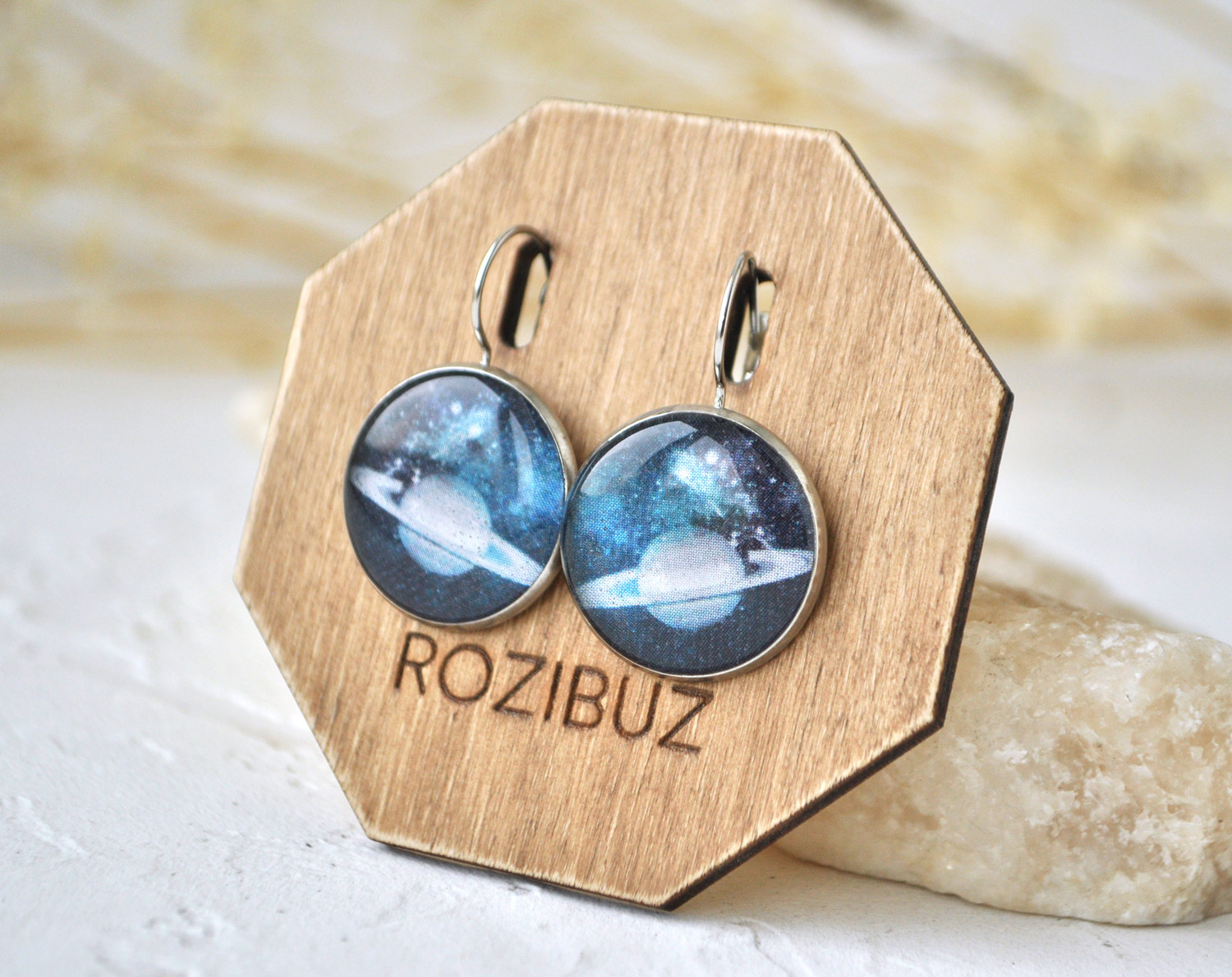 сатурн - небольшие серьги в оправе с застежкой