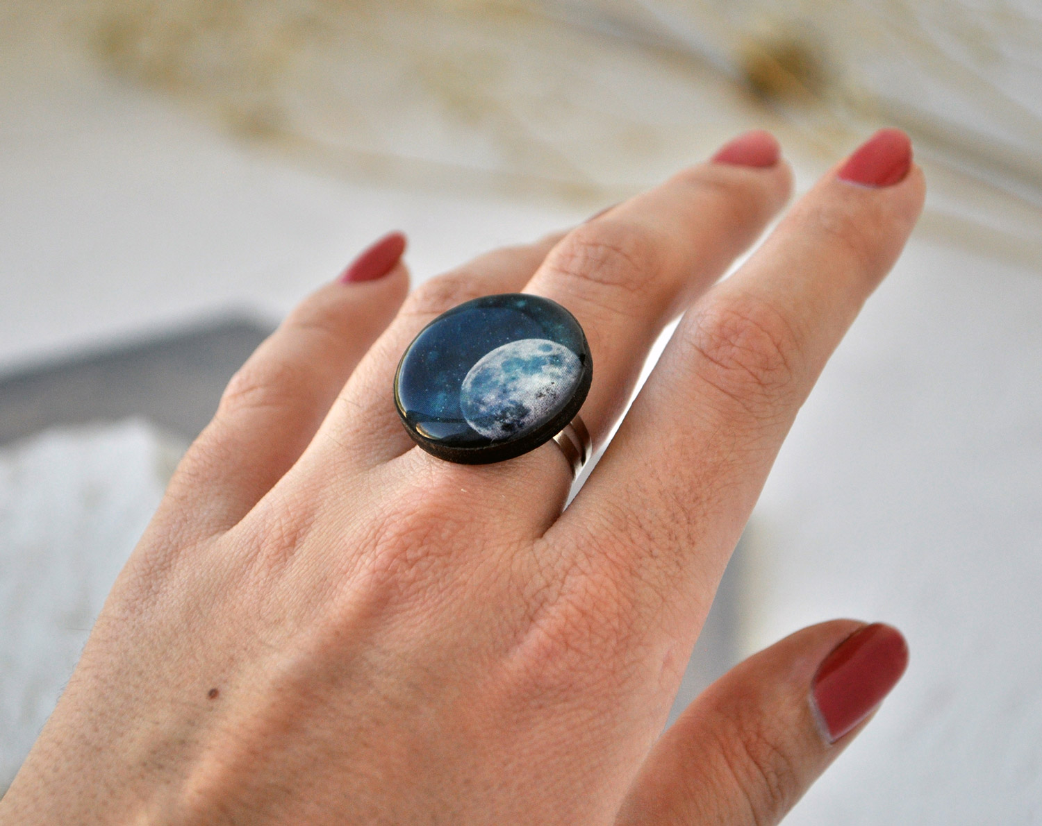 Луна выглядывает - деревянное круглое кольцо